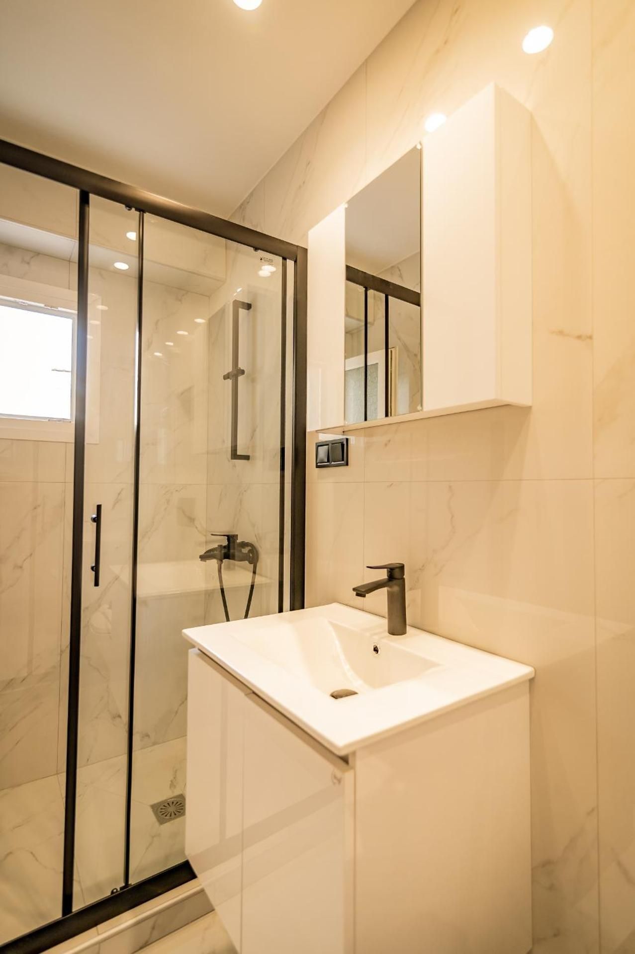 Deluxe One-Bedroom Apartment