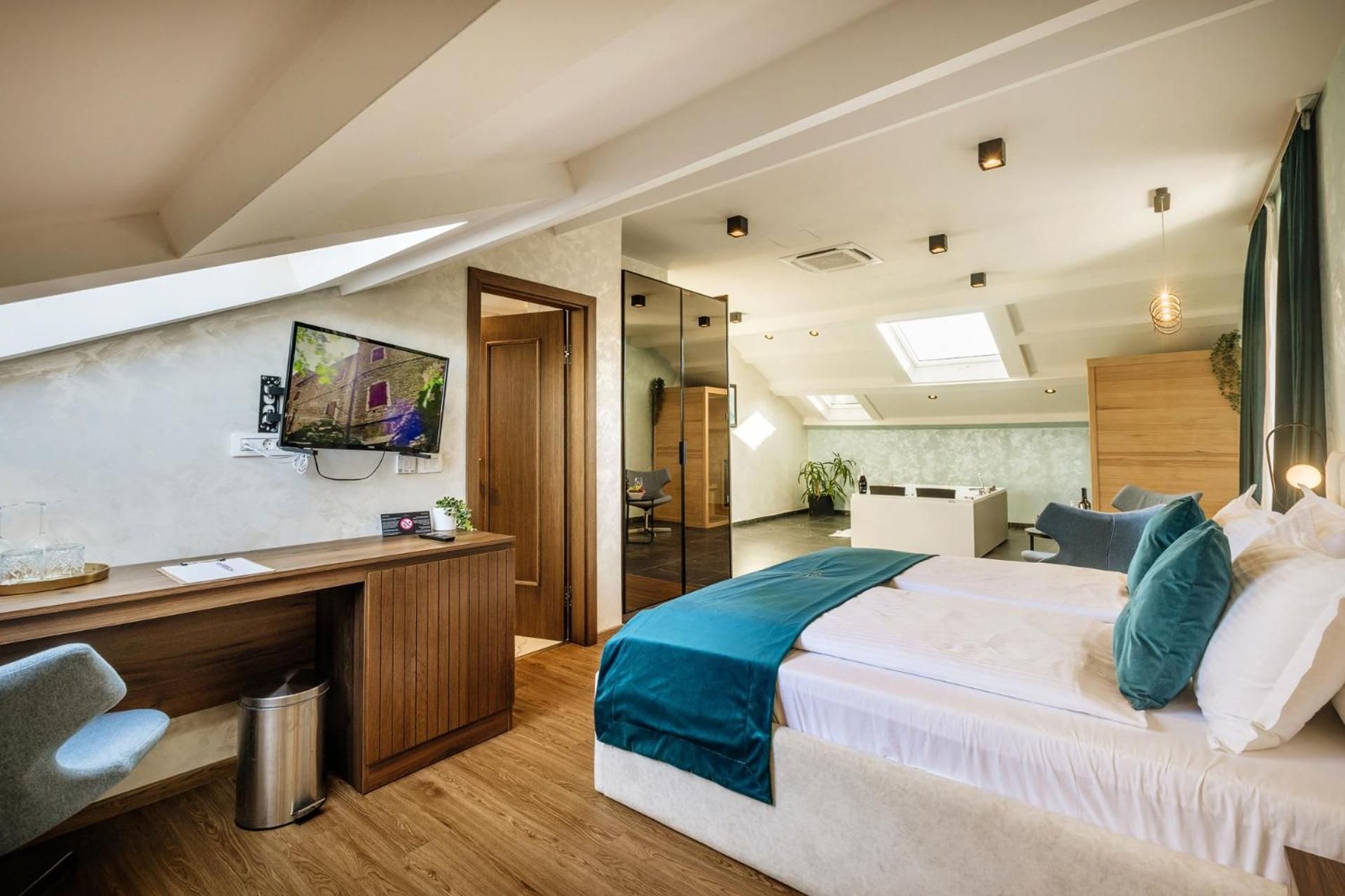Deluxe Suite with Sea View