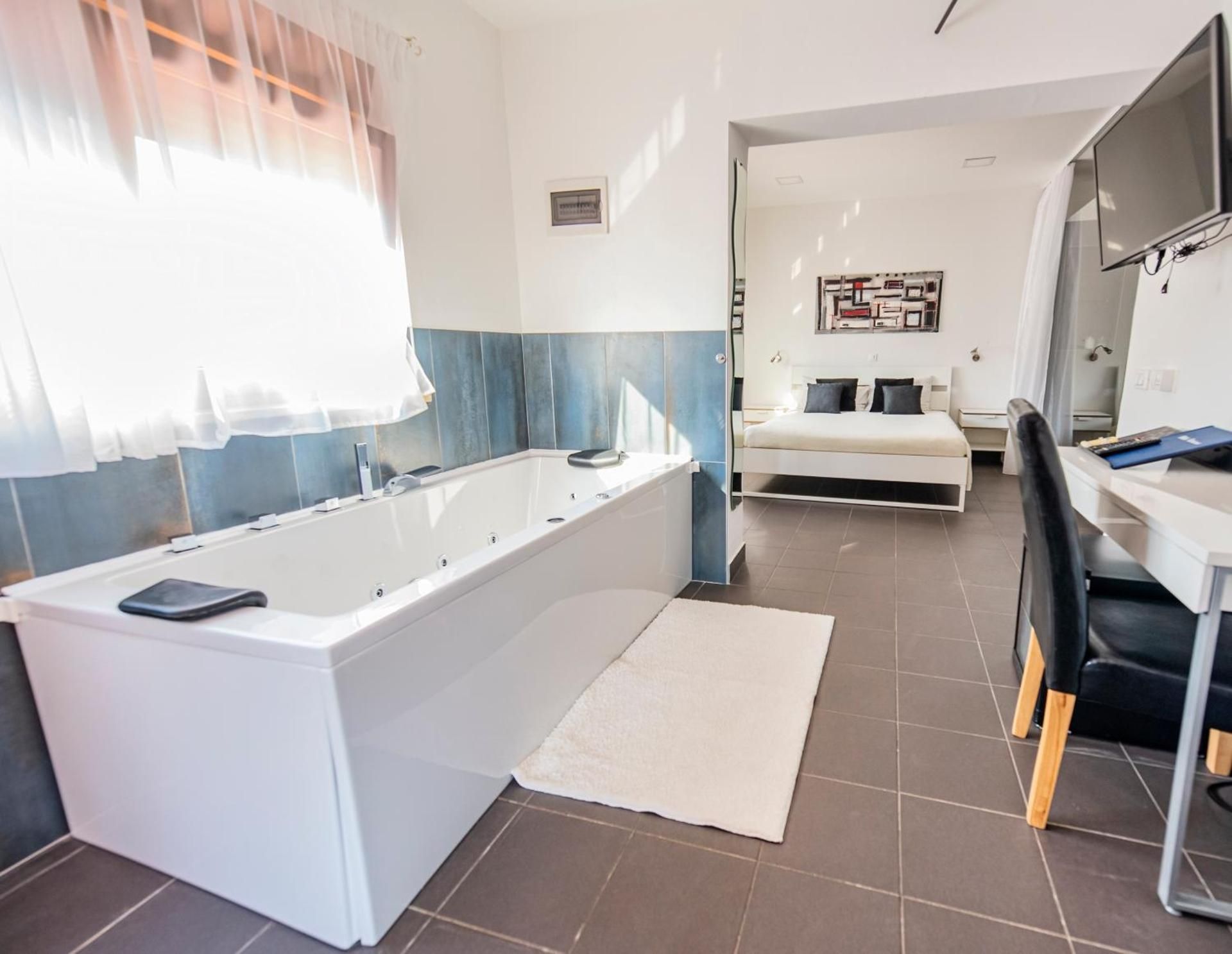 King Room with Spa Bath