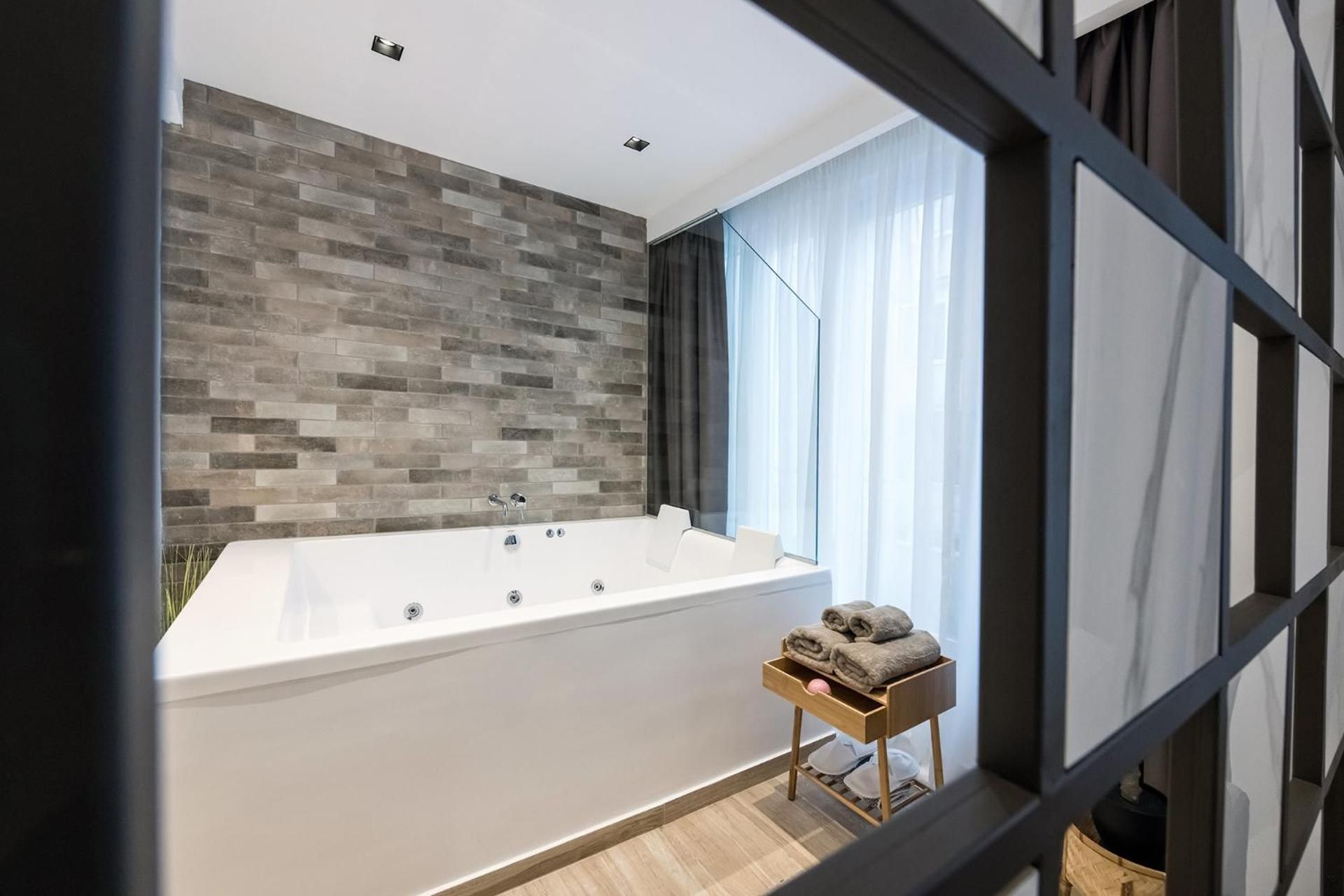 Suite with Hot Tub