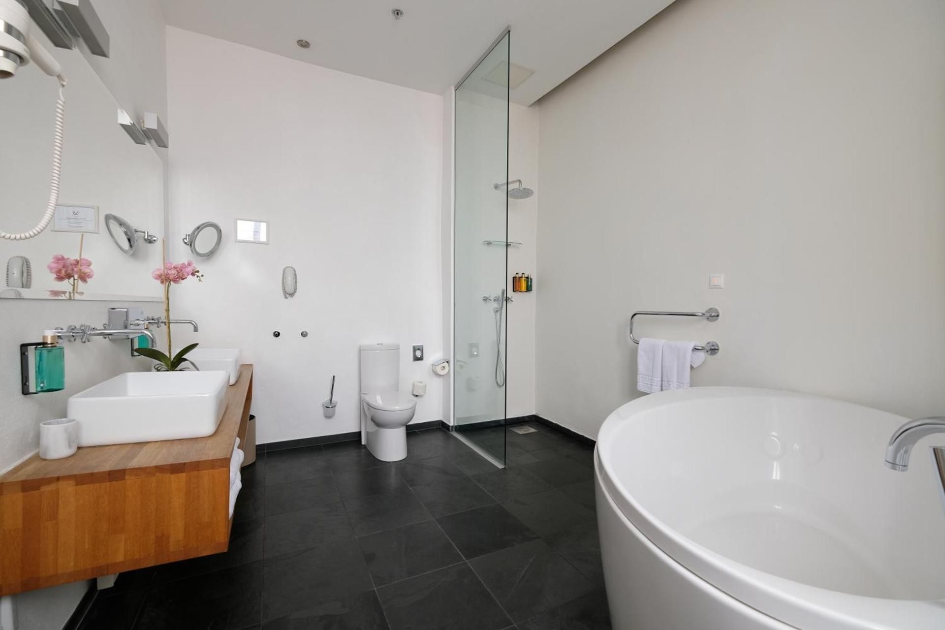 Queen Suite with Spa Bath