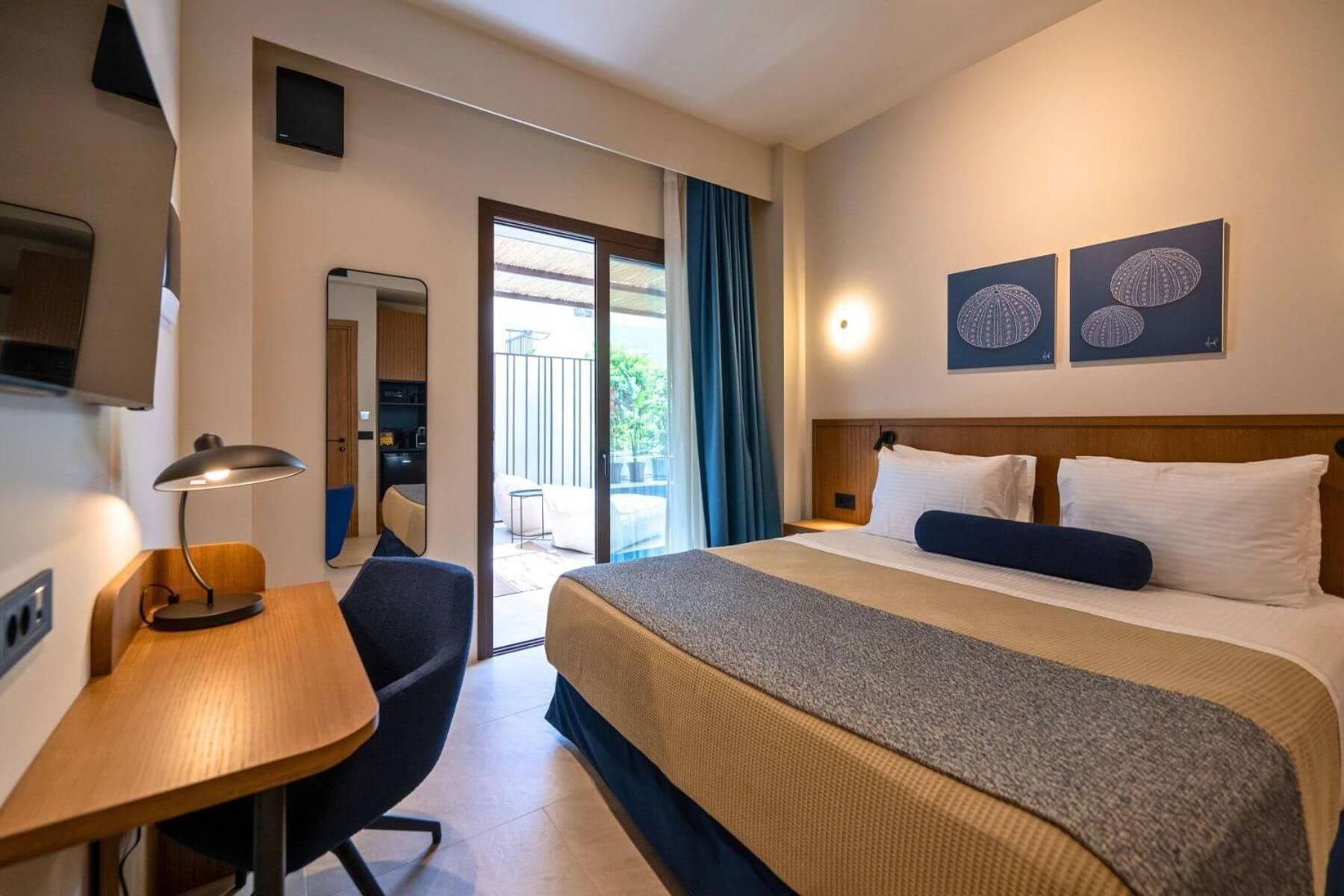 Swim-up King Suite with Balcony