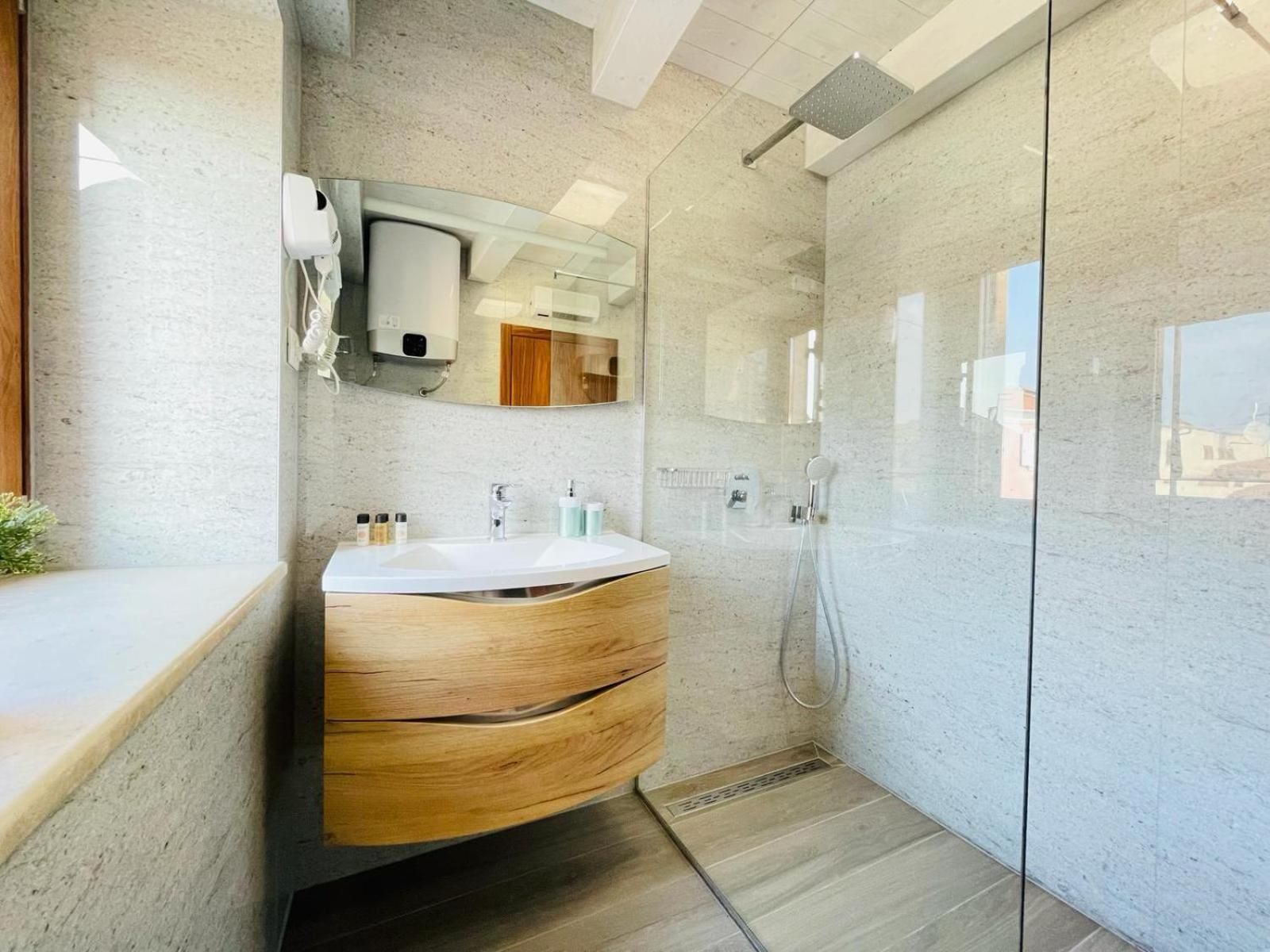 Deluxe Double Room with Shower