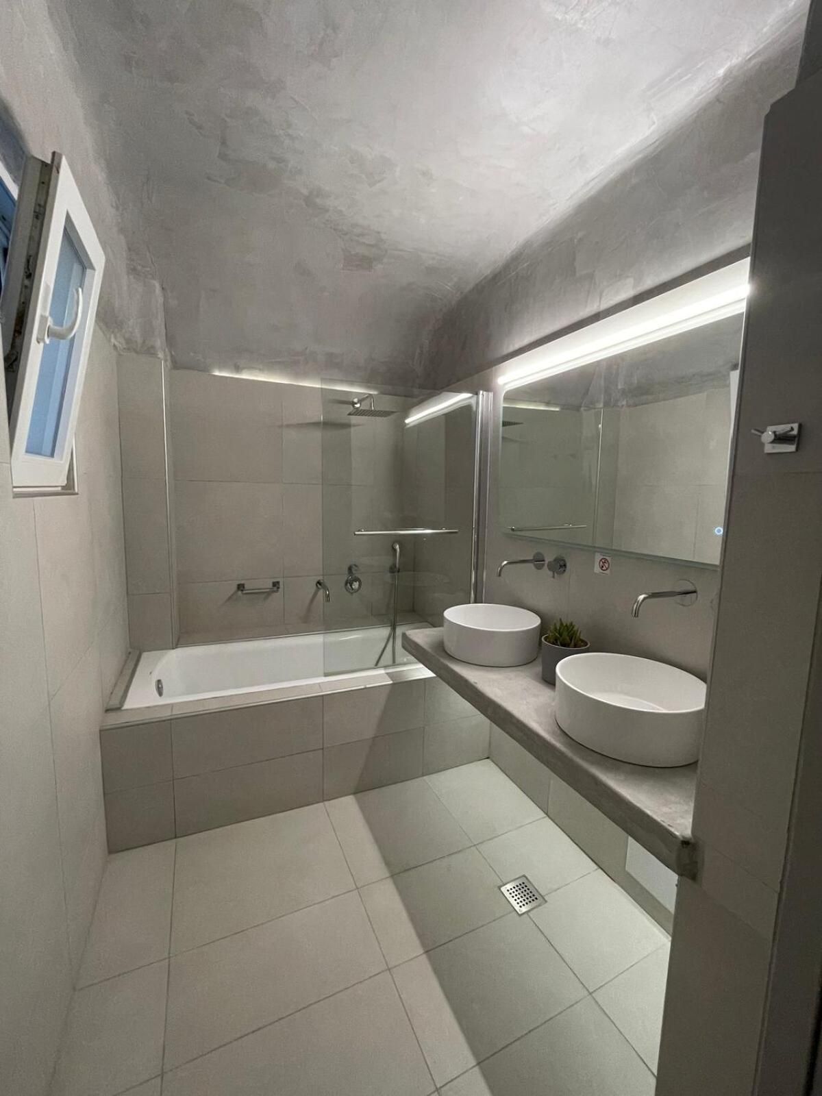 Deluxe One-Bedroom Apartment with Ocean View