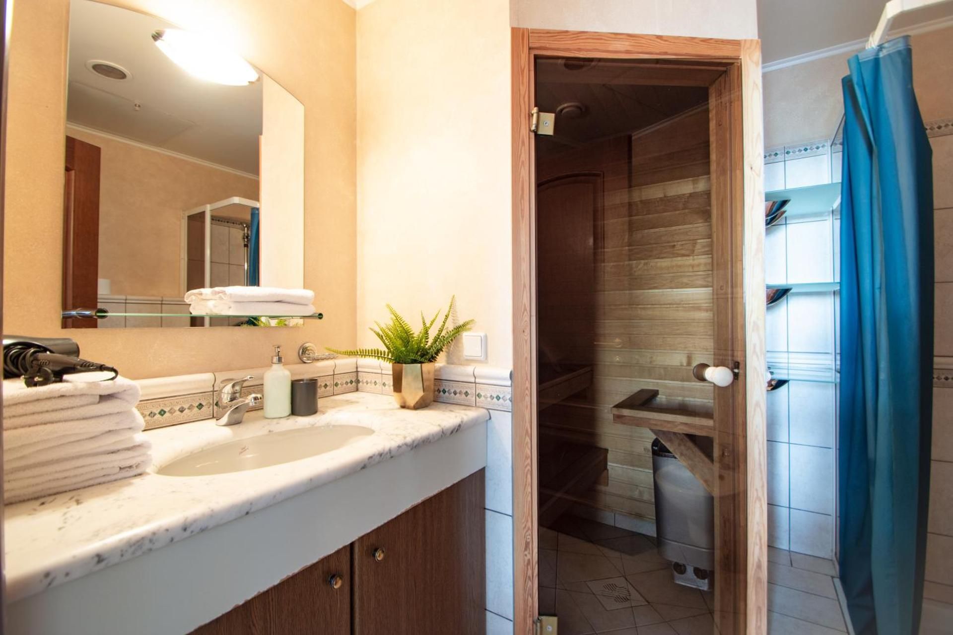 Two-Bedroom Apartment with Sauna - Raekoja Plats 8