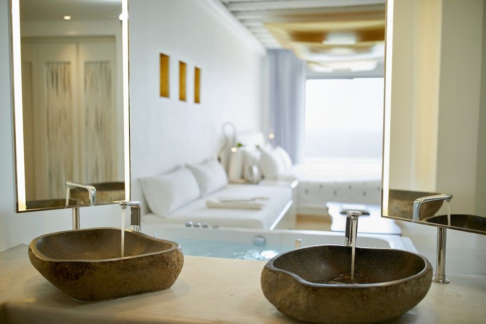 JUNIOR SUITE WITH POOL