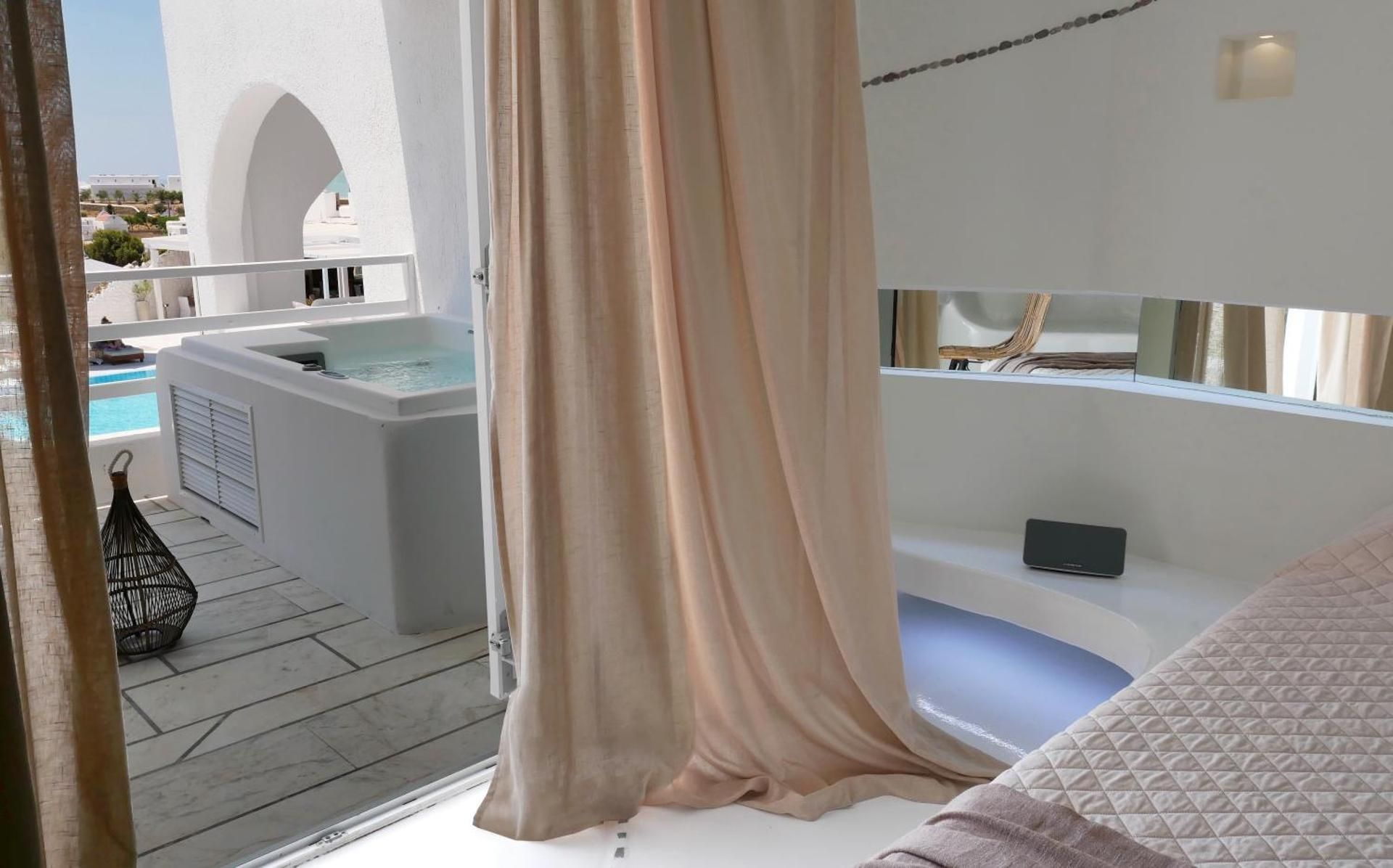 Cocoon Room / Pool View Jacuzzi