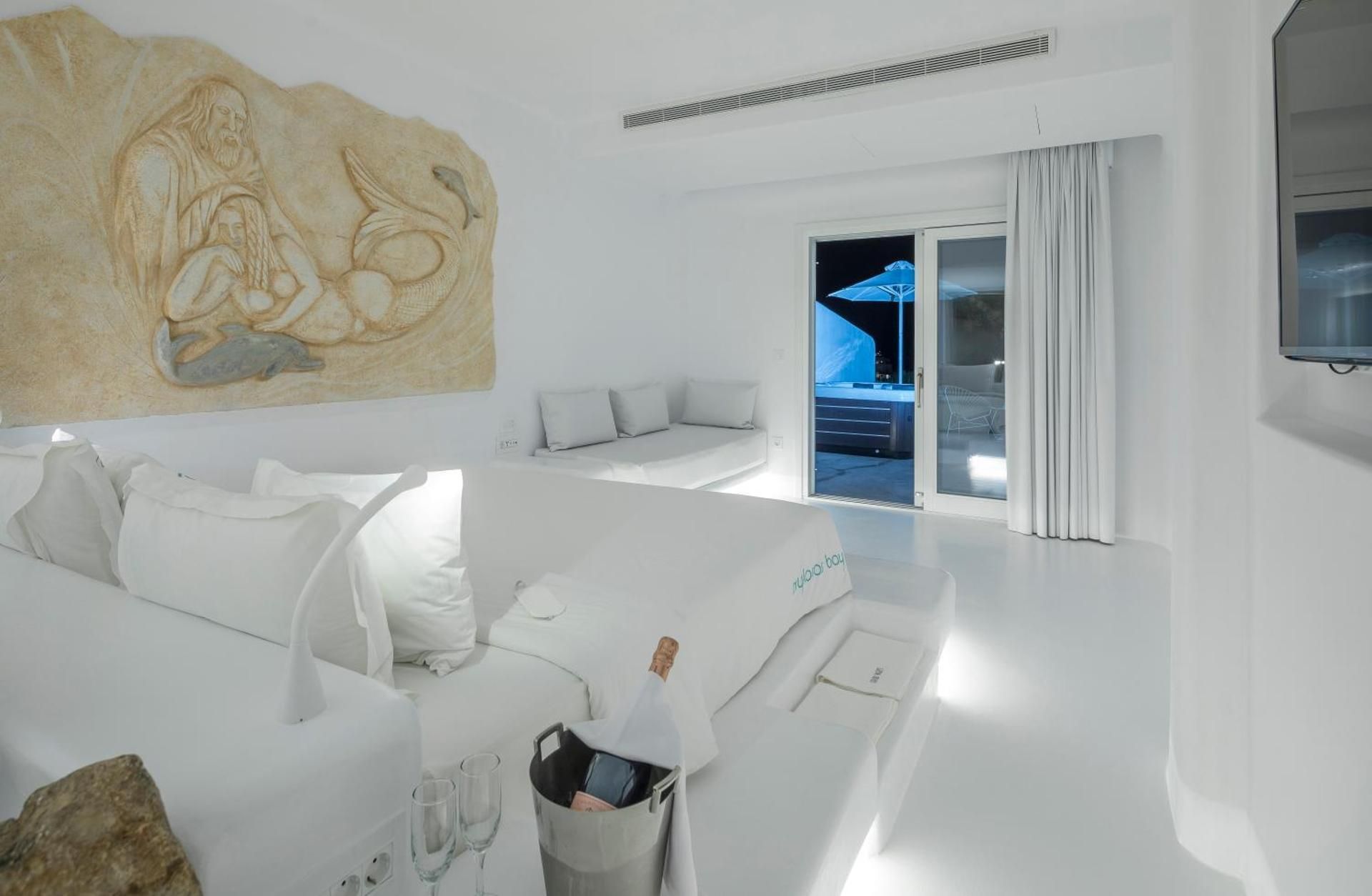 Private Luxury Two-Bedroom Art Suite with Outdoor Hot Tub, Sea View & Private Pool - Annex