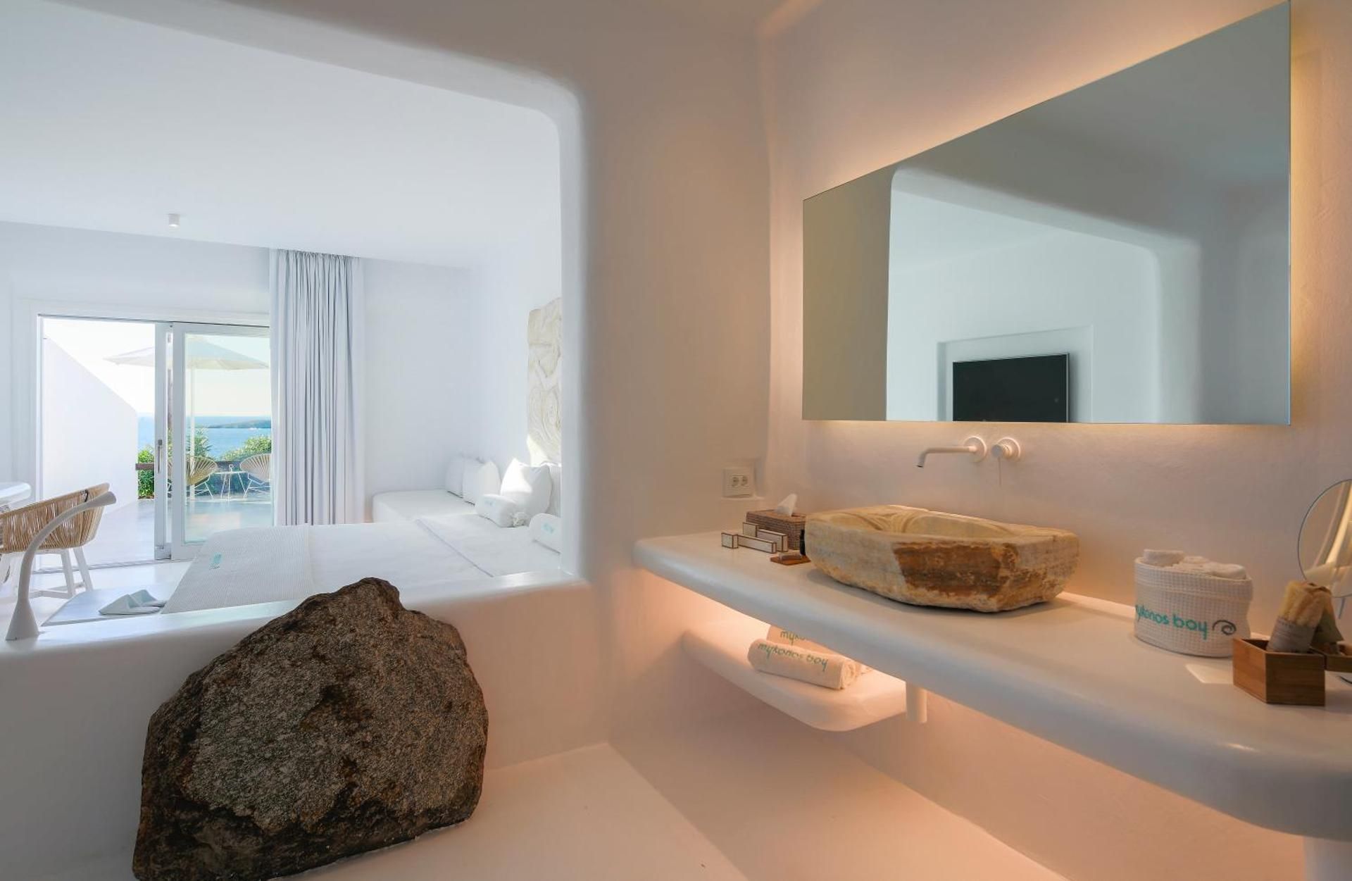 Private Luxury Two-Bedroom Art Suite with Outdoor Hot Tub, Sea View & Private Pool - Annex