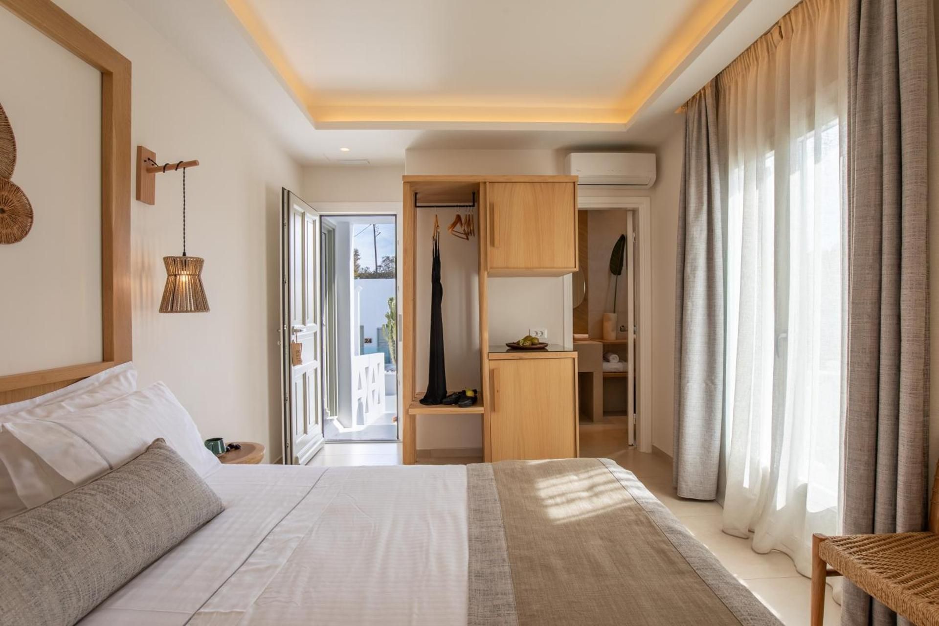 Cozy Double or Twin Room with Common Patio