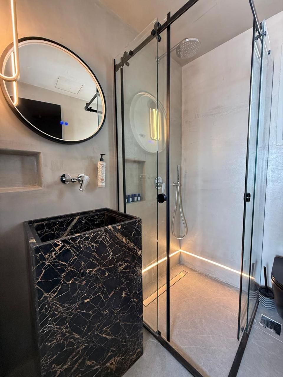 Deluxe One-Bedroom Apartment