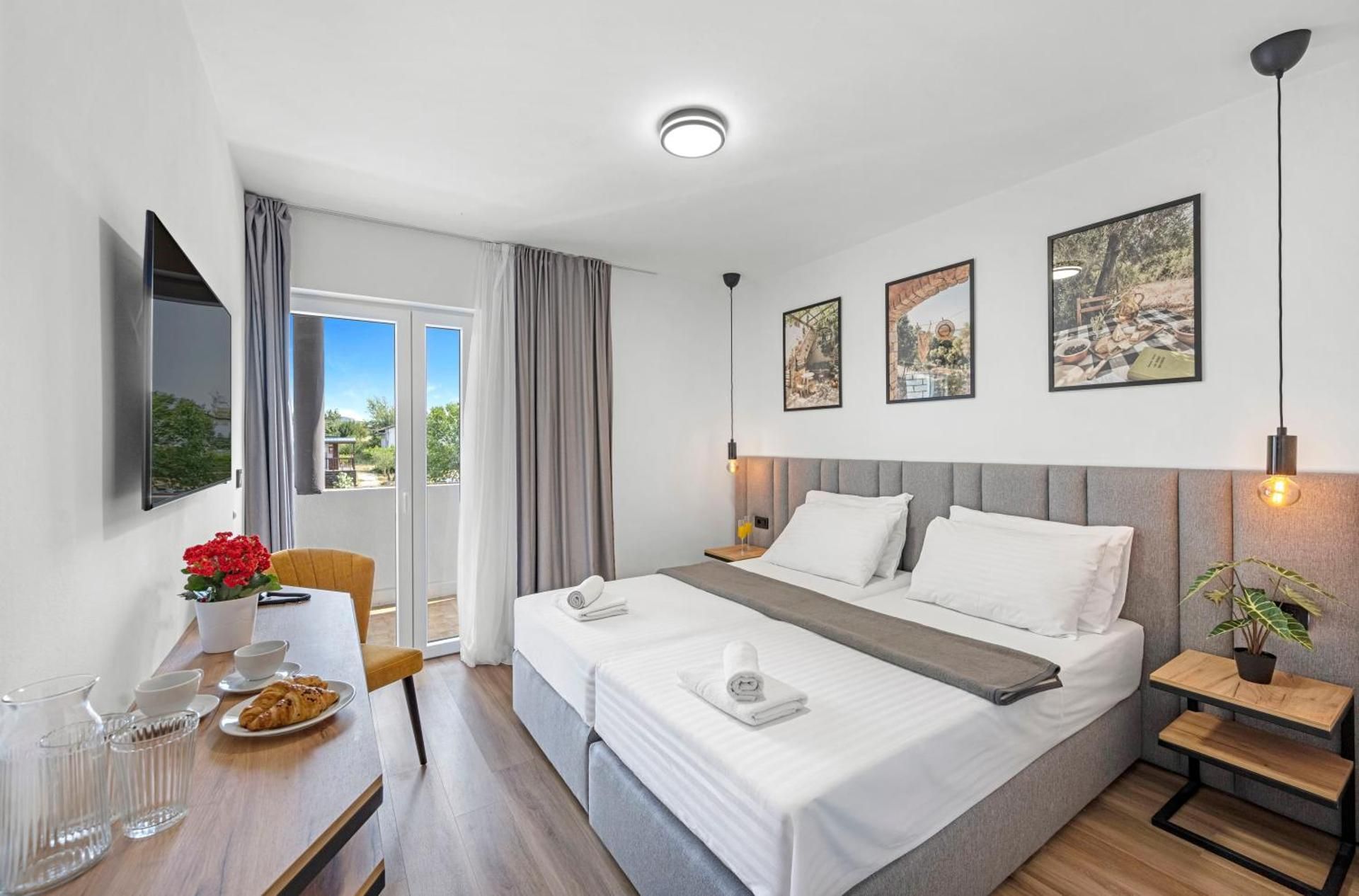 Deluxe Double Room with Balcony and Sea View