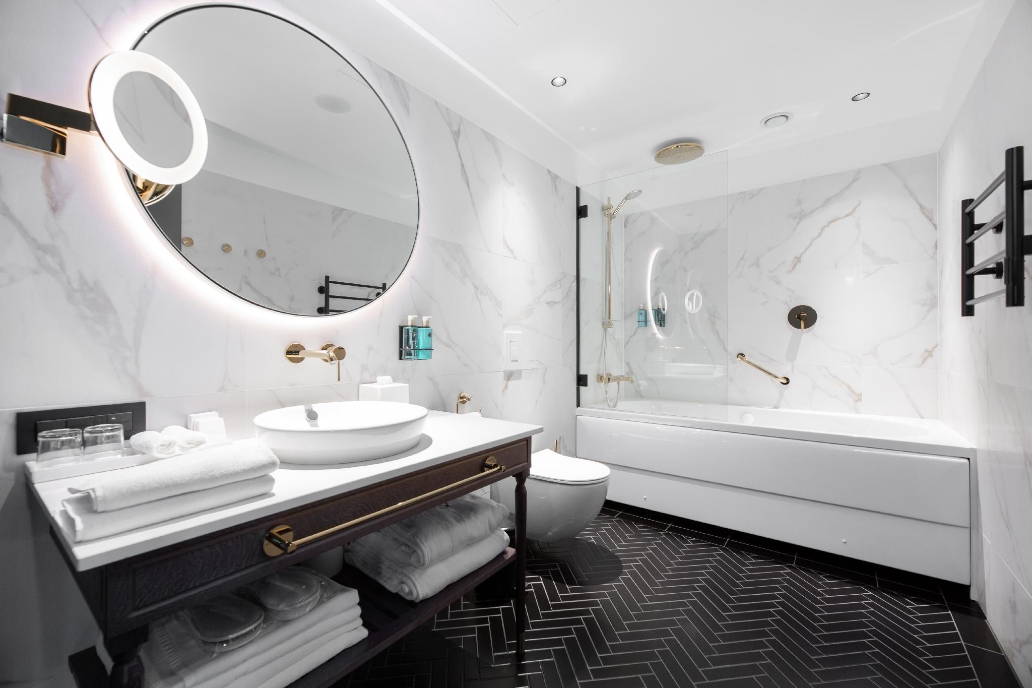 Mövenpick Hotel Tallinn Deluxe room with 1 double bed, with Balcony 3