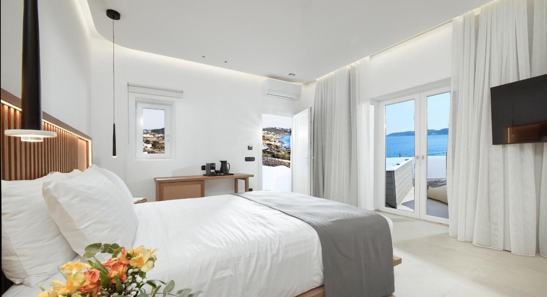 Deluxe Suite with private outdoor hot tub with sea view