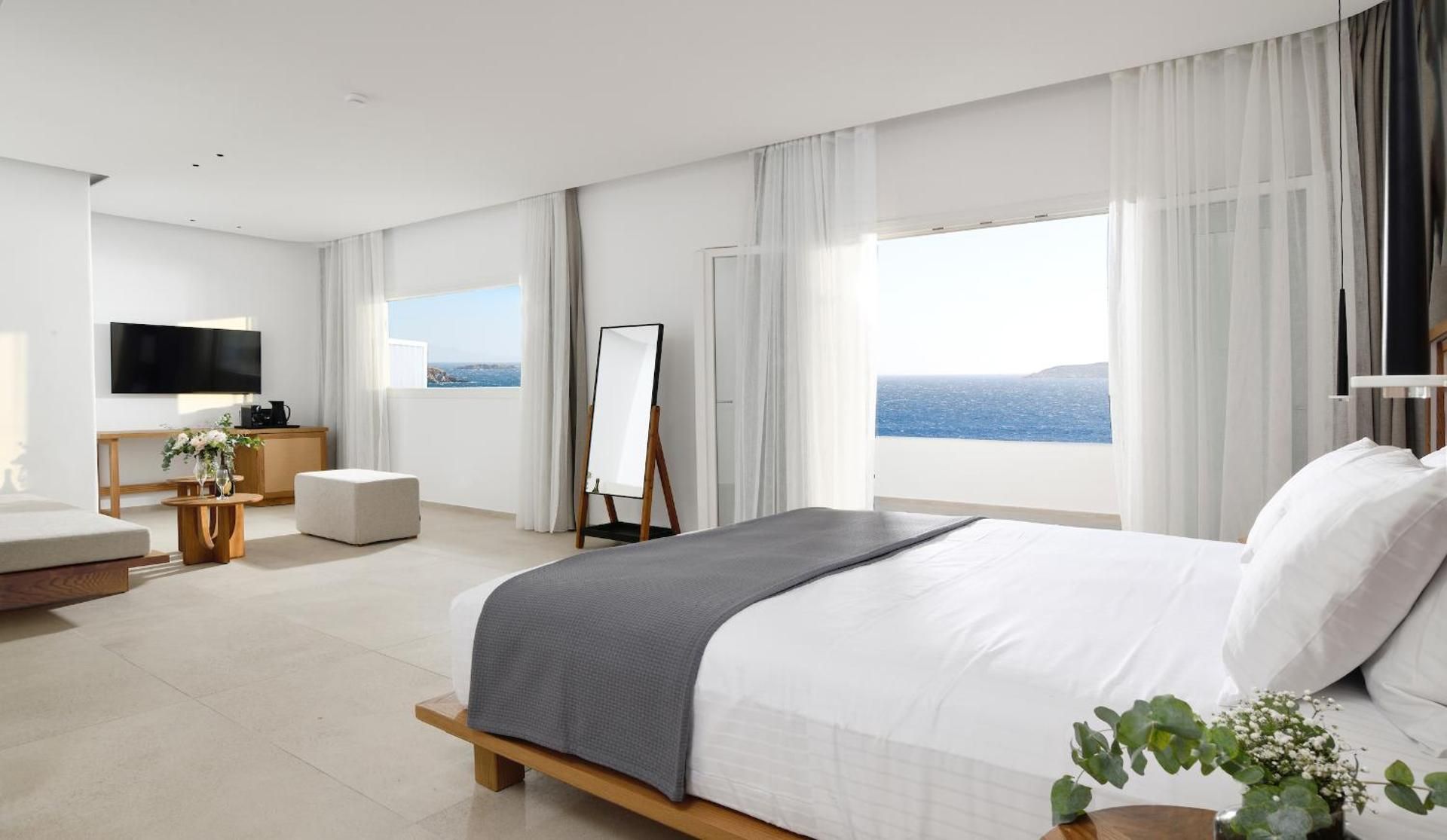 Superior Luxury Suite with big private outdoor hot tub with sea view