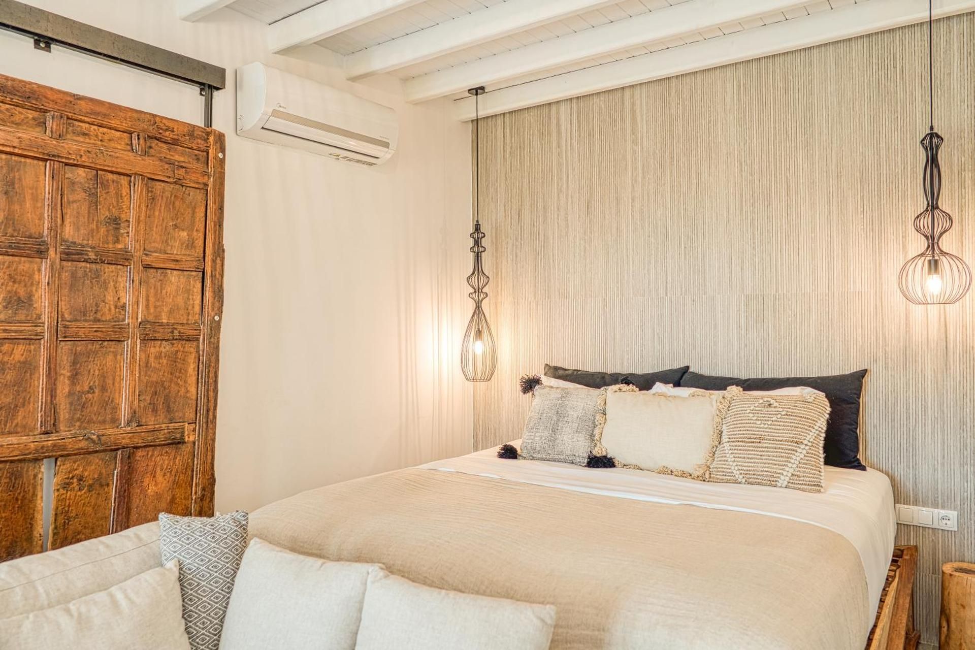 Deluxe Double Room (2 Adults + 1 Child)
