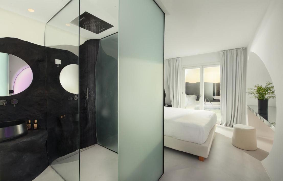 Iconic Luxury 2BD Suite with Private Pool