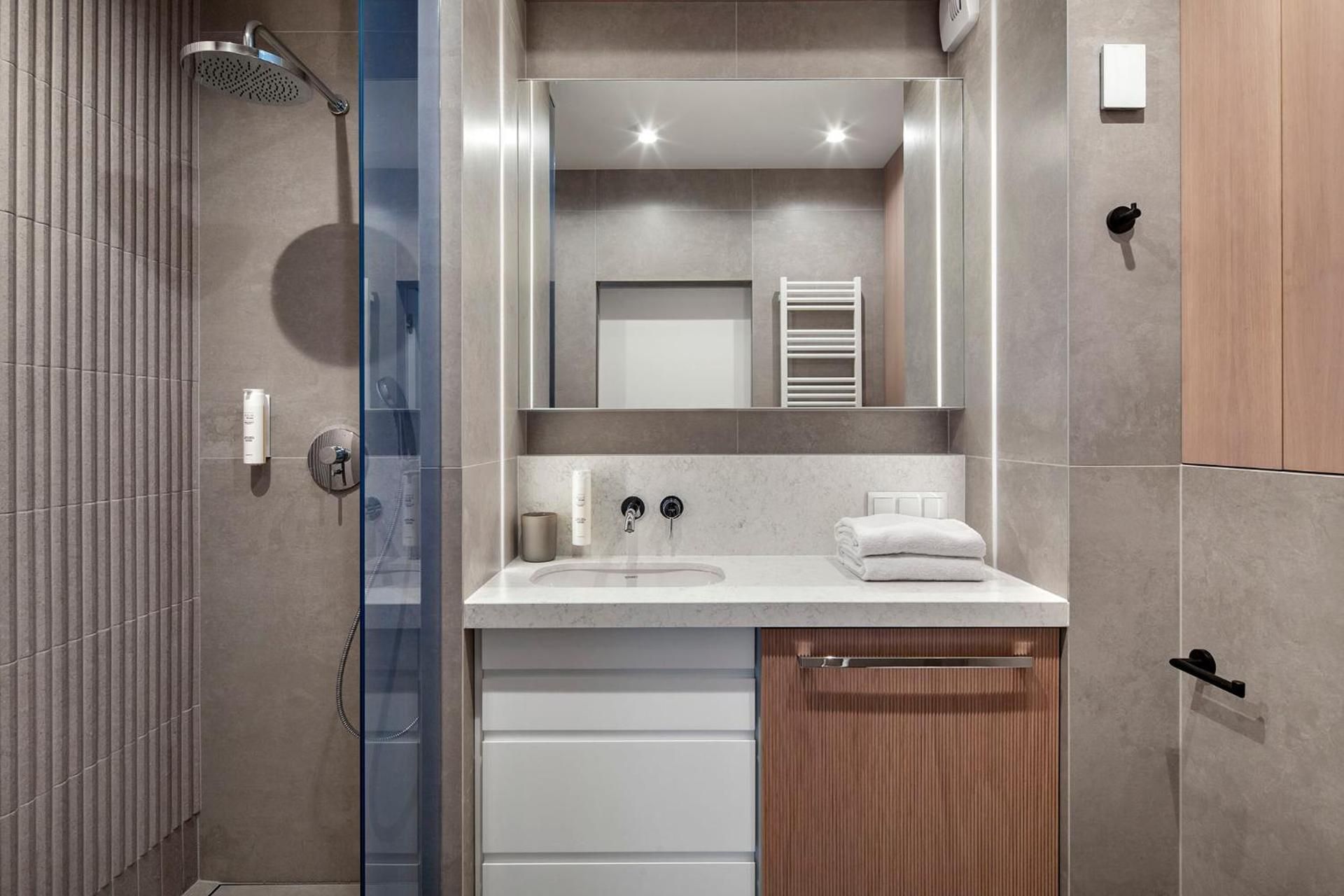 Sunny six-person apartments