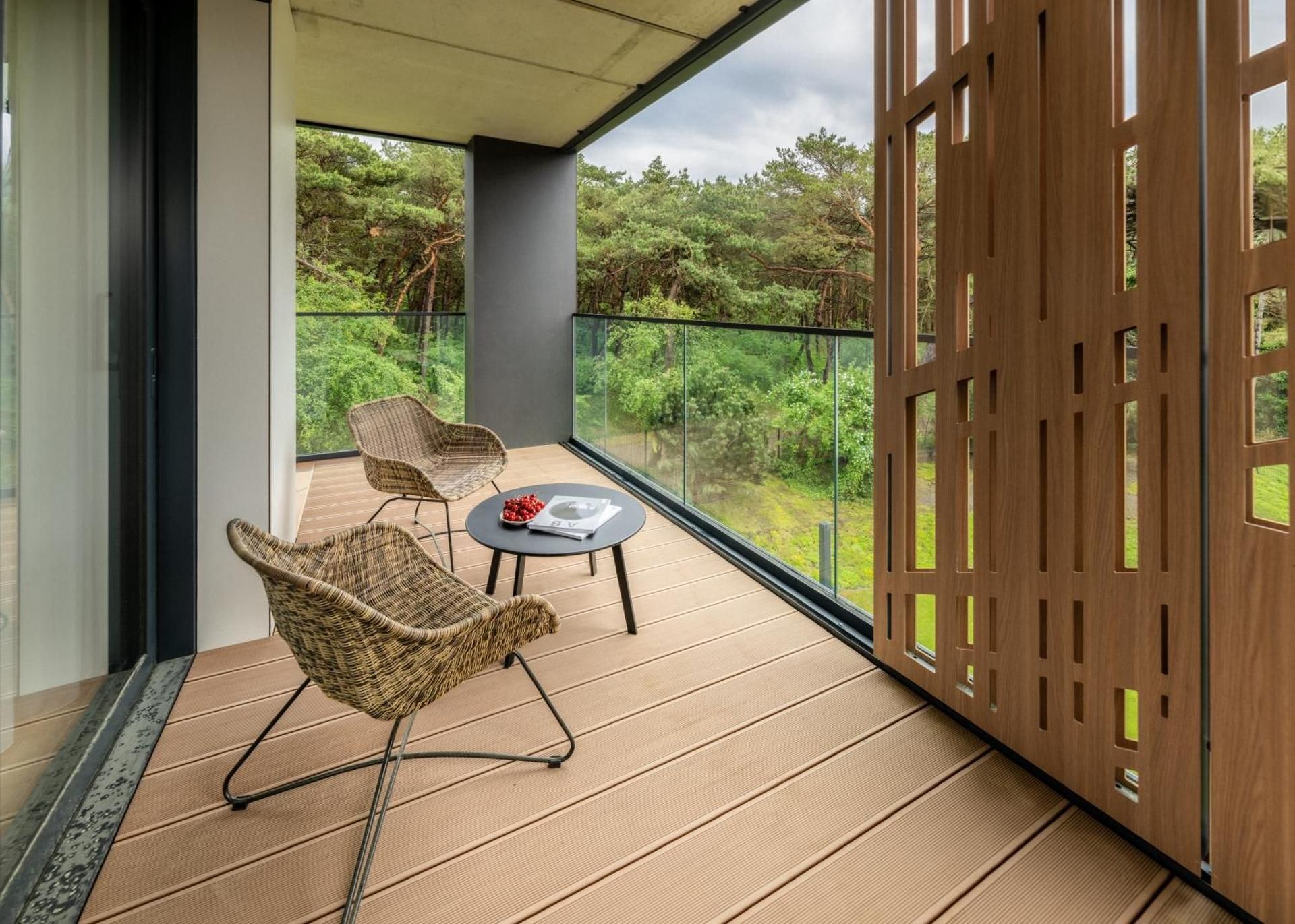 Six-Person Apartment with forest balcony