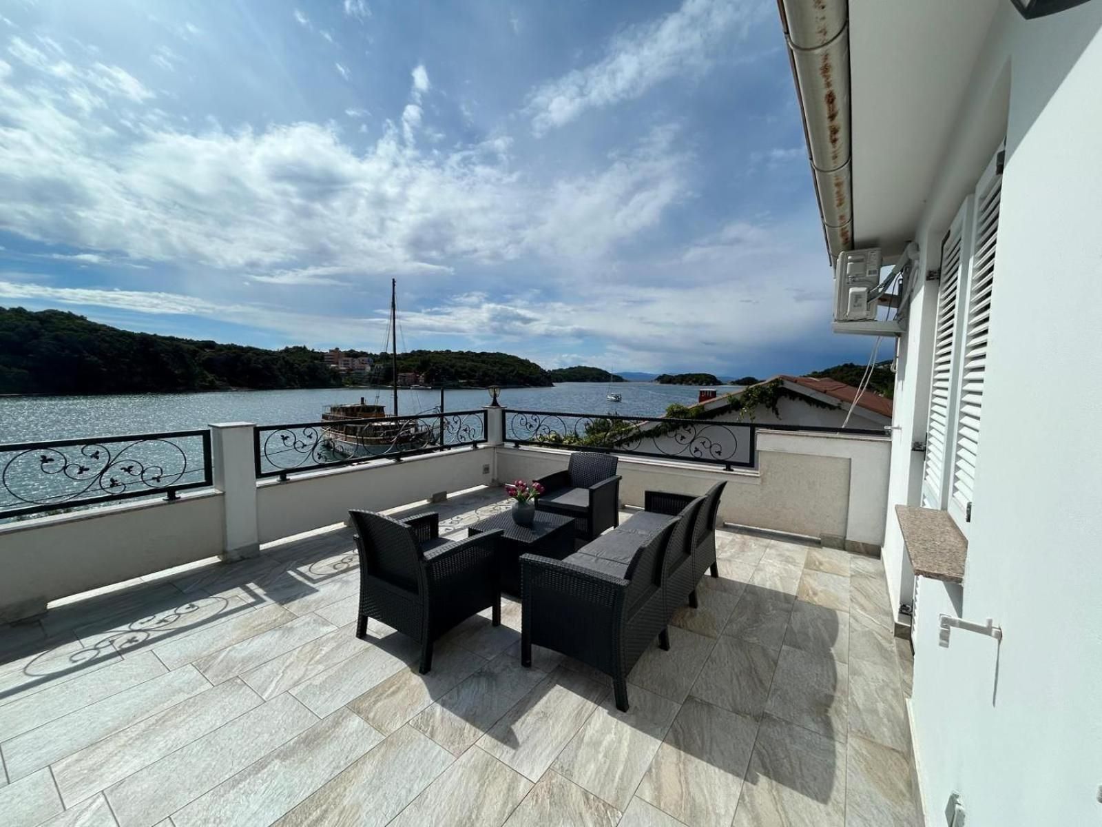 One-Bedroom Apartment - Oceanfront