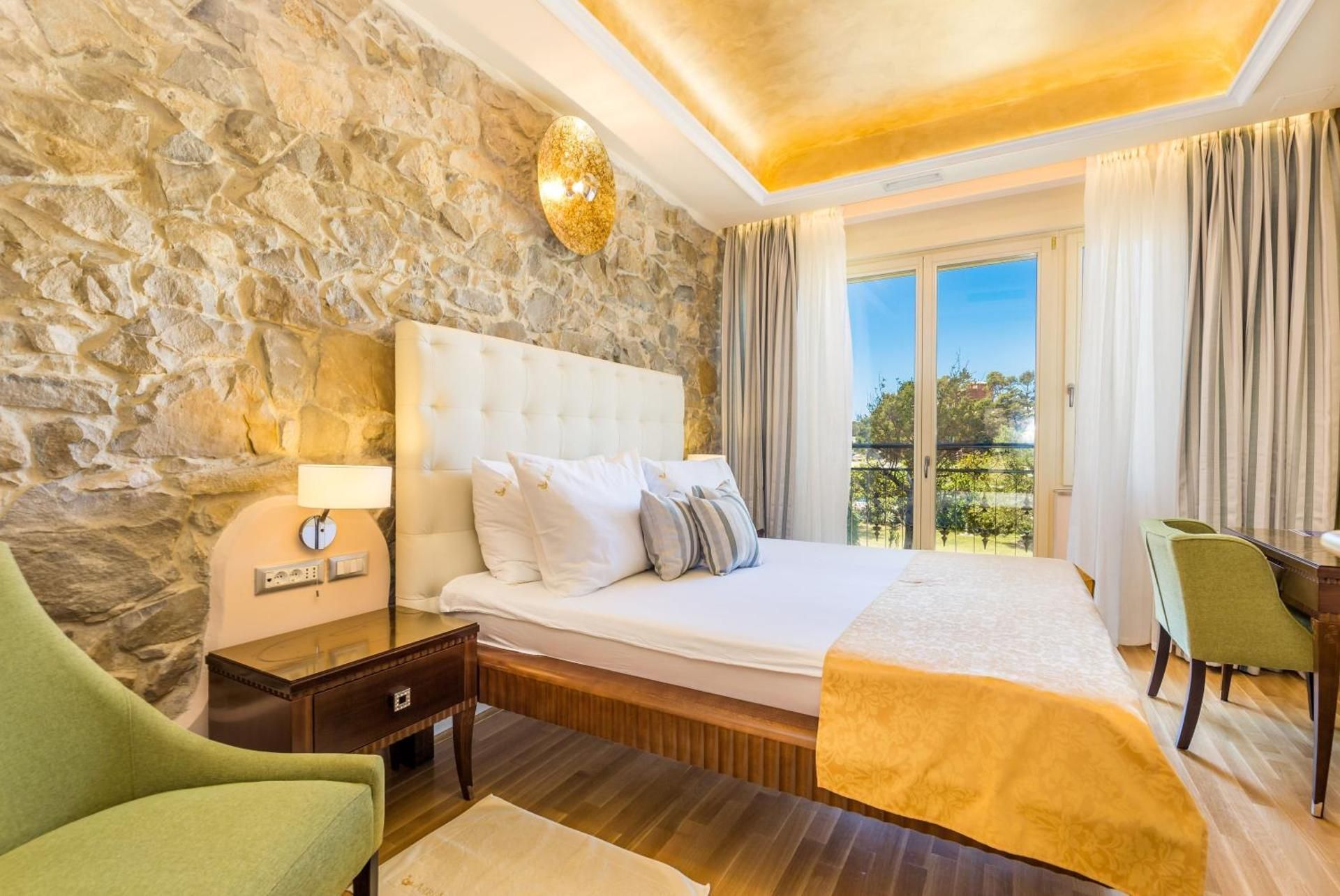 Deluxe One-Bedroom Apartment