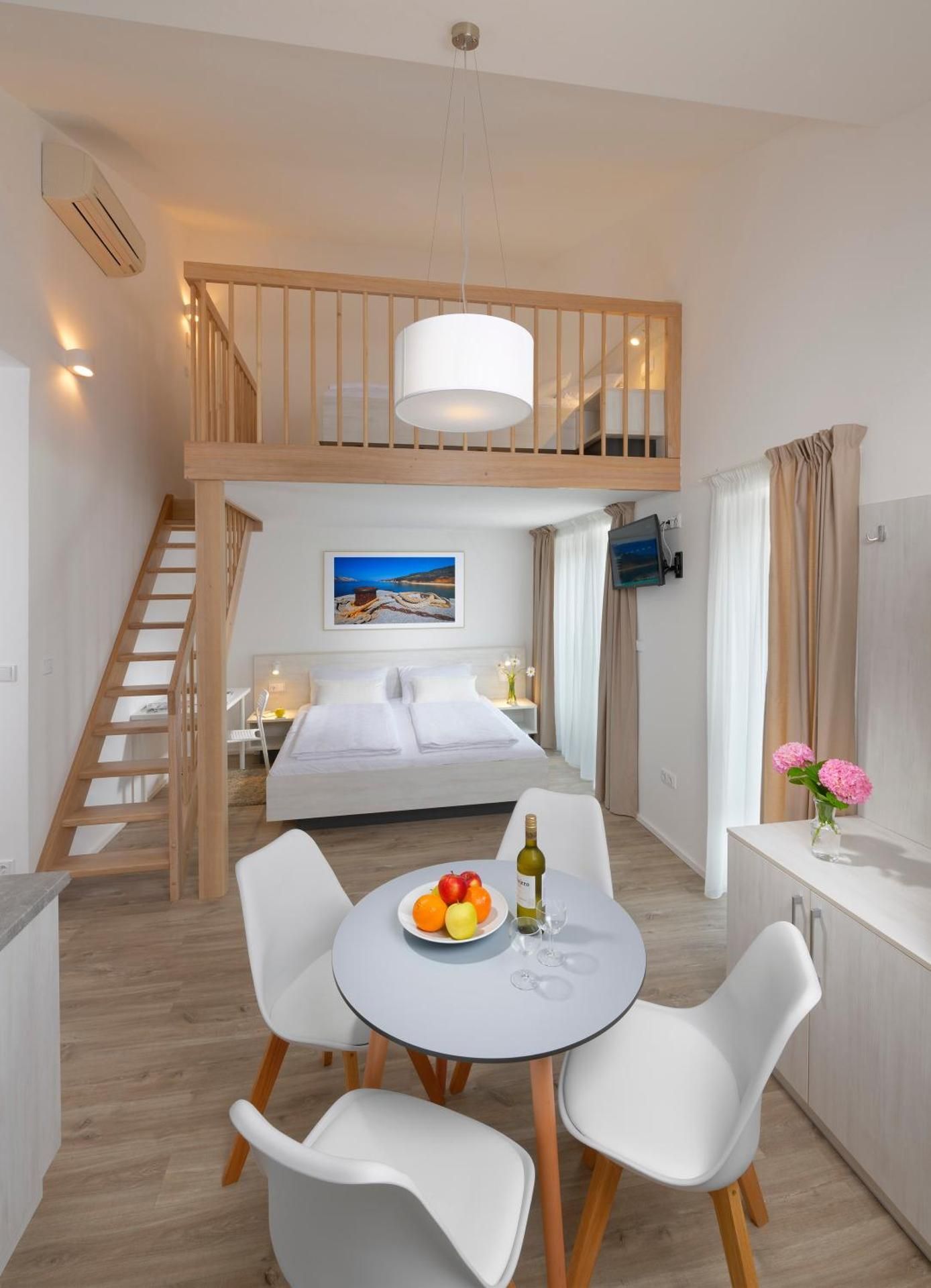 Family Studio With Street View