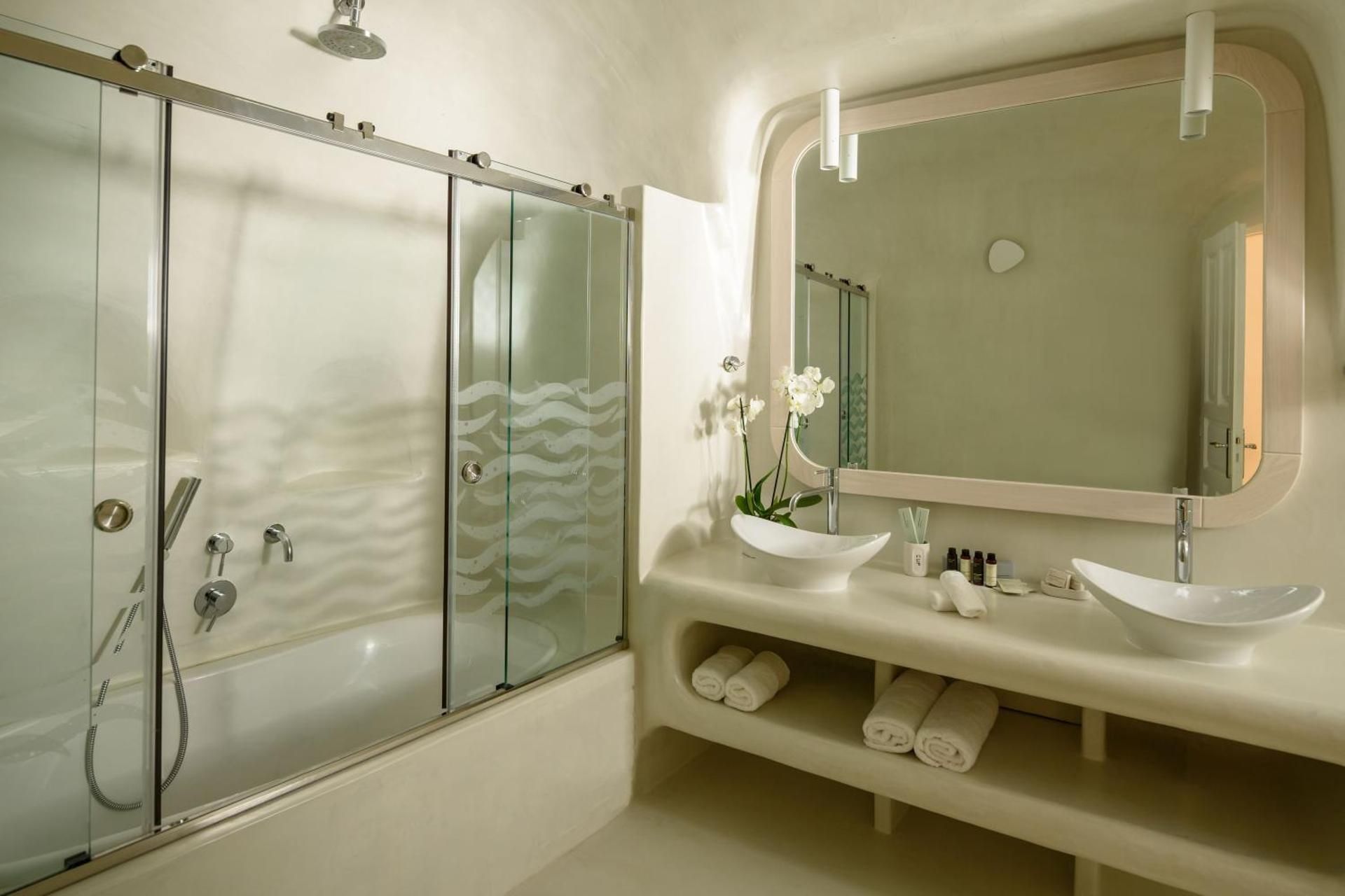 Thirea Suites Honeymoon Suite with caldera view and Jacuzzi 2