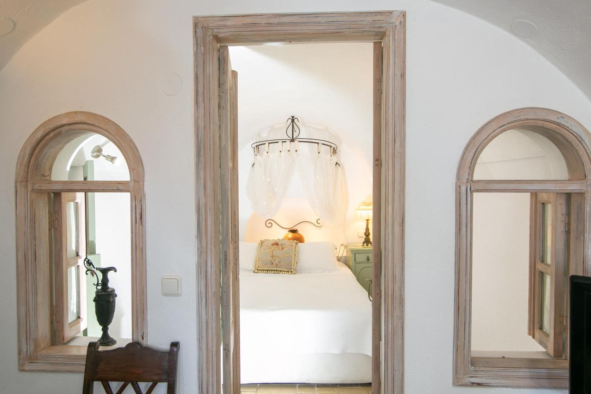 Elegant Cave Suite with Caldera View