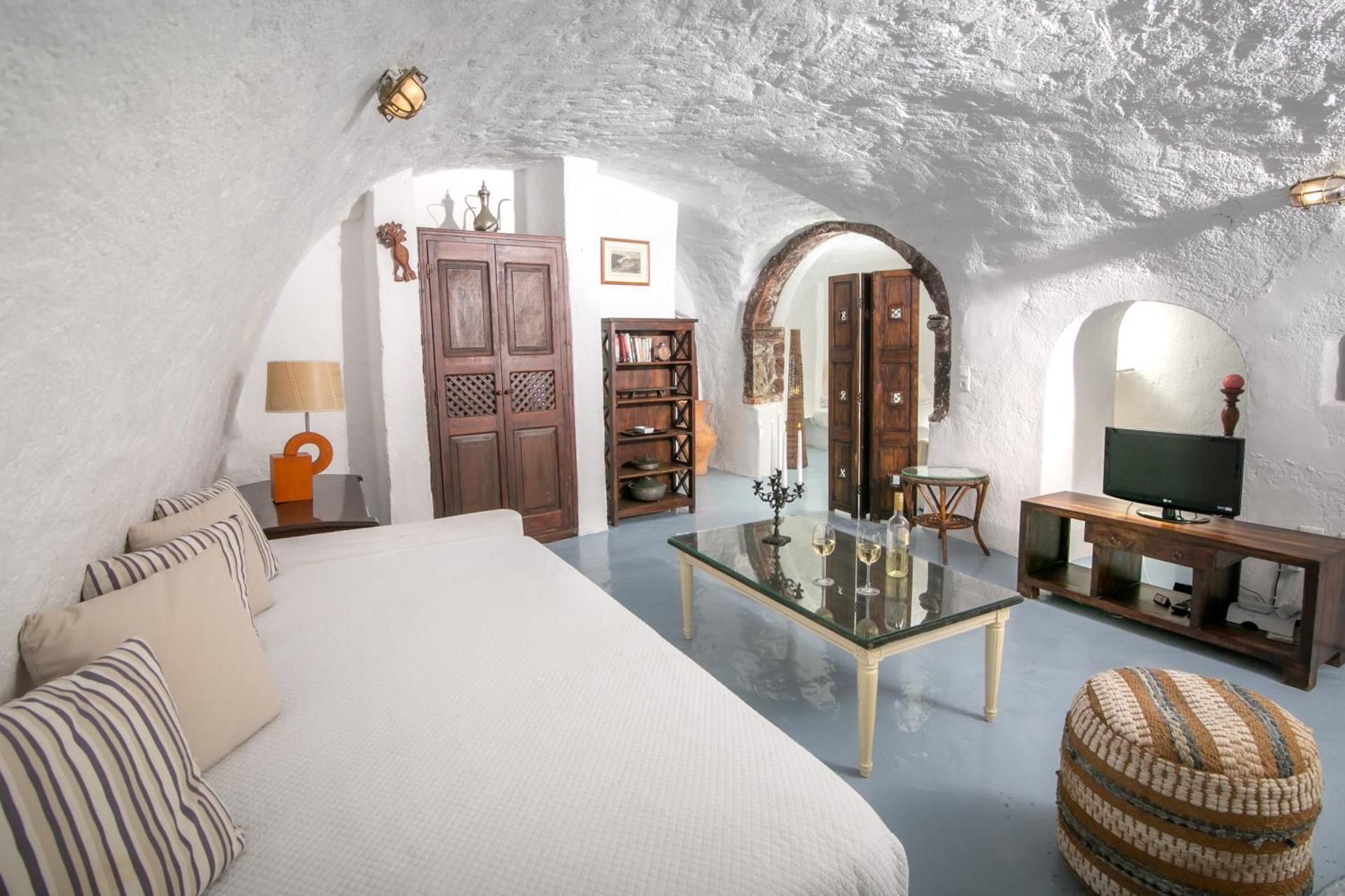 Premium Cave Suite with Hot Tub & Caldera View