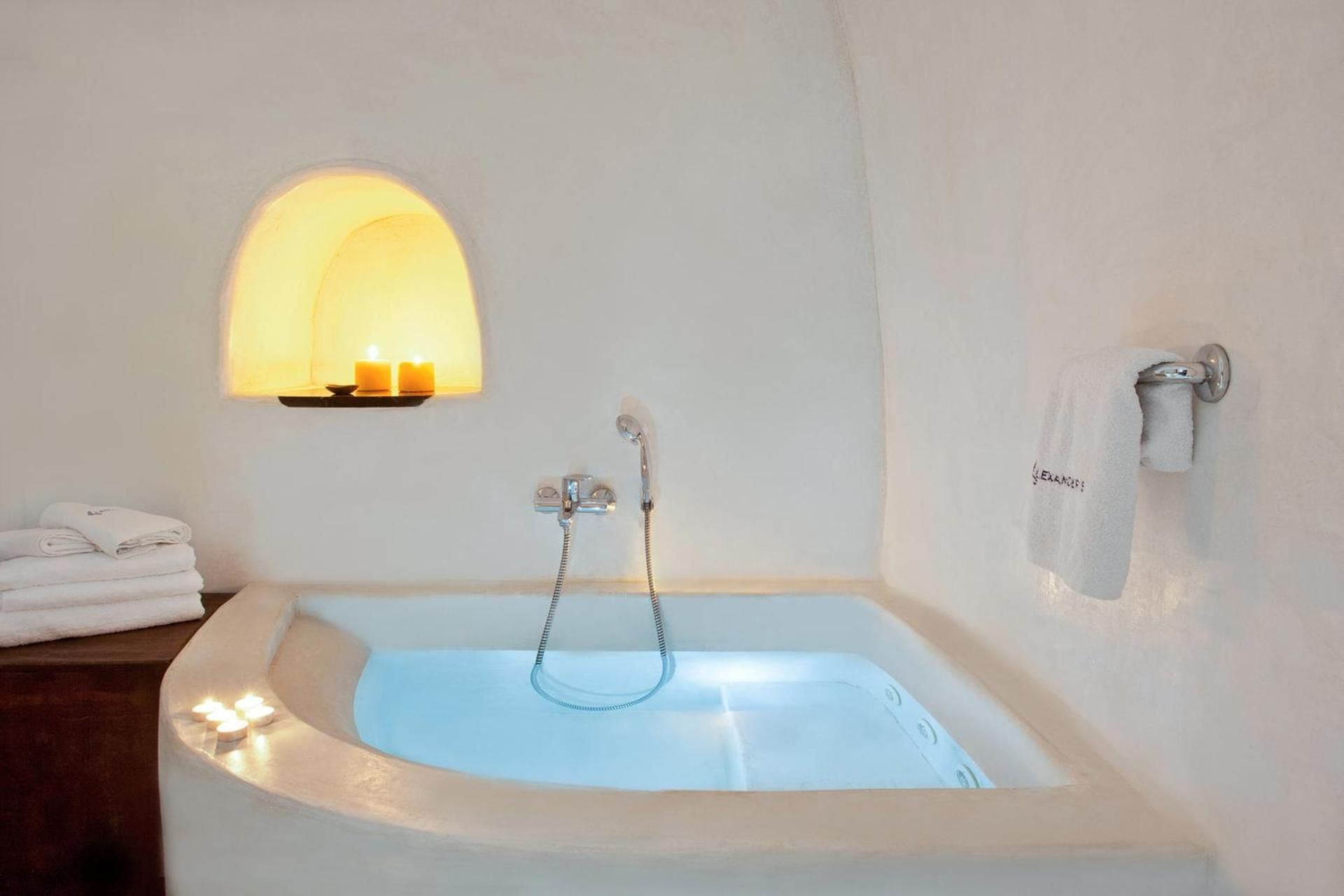 Premium Cave Suite with Hot Tub & Caldera View
