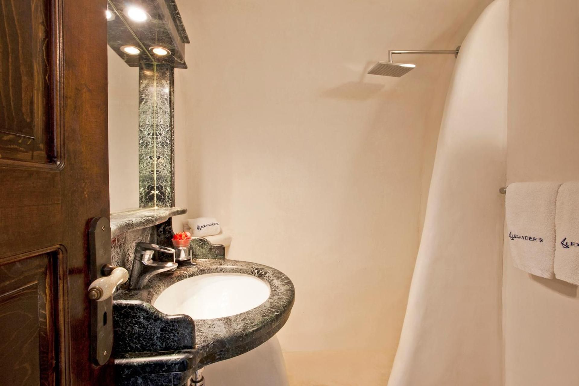 Family Cave Suite with Caldera View