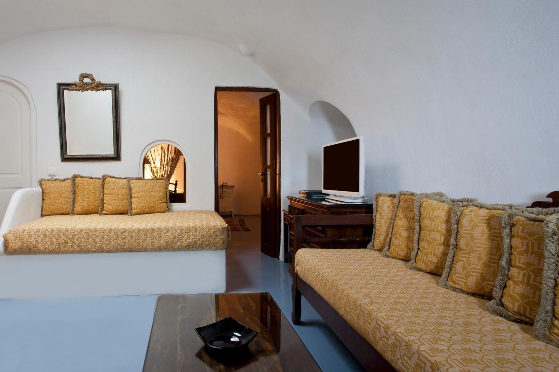 Luxury Cave Villa with Hot Tub & Caldera View