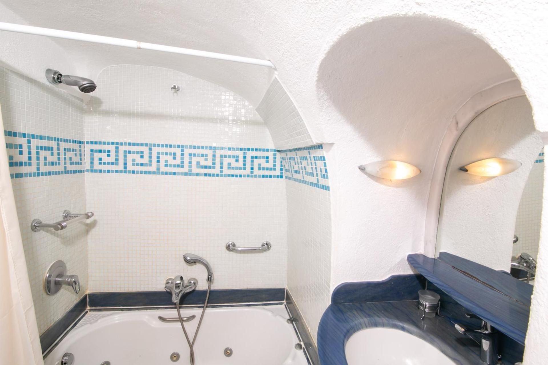 Elegant Cave Suite with Caldera View