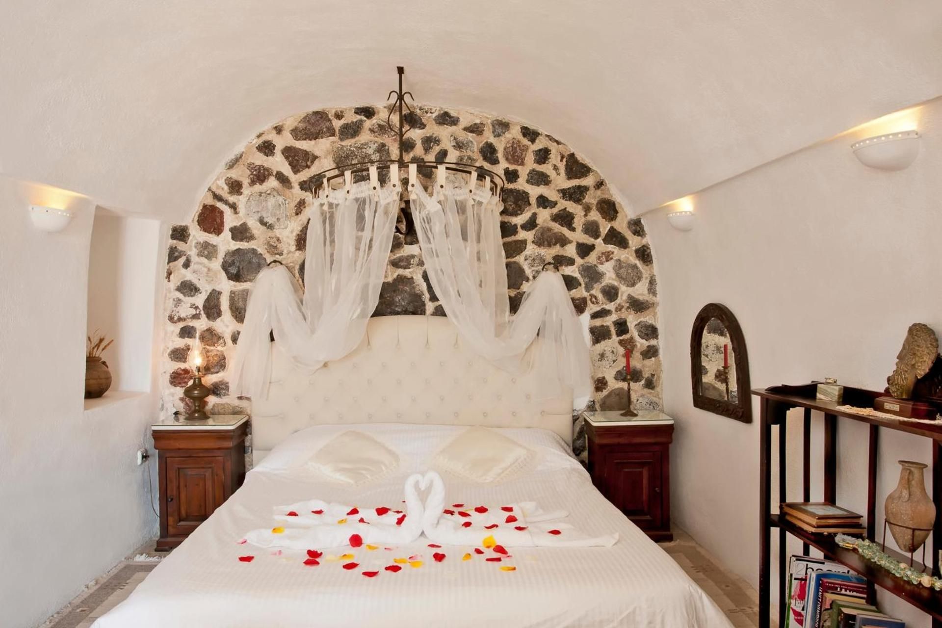 Family Cave Suite with Caldera View