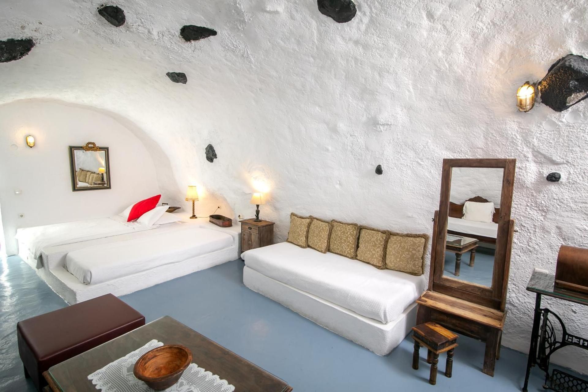 Family Cave Suite with Caldera View