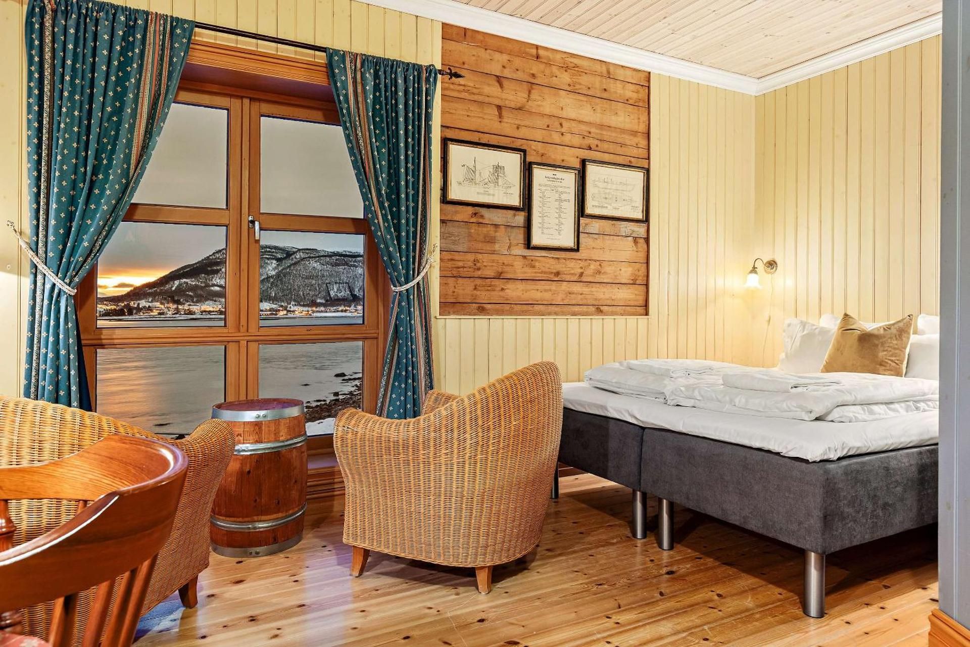 Standard King Room with Sea View