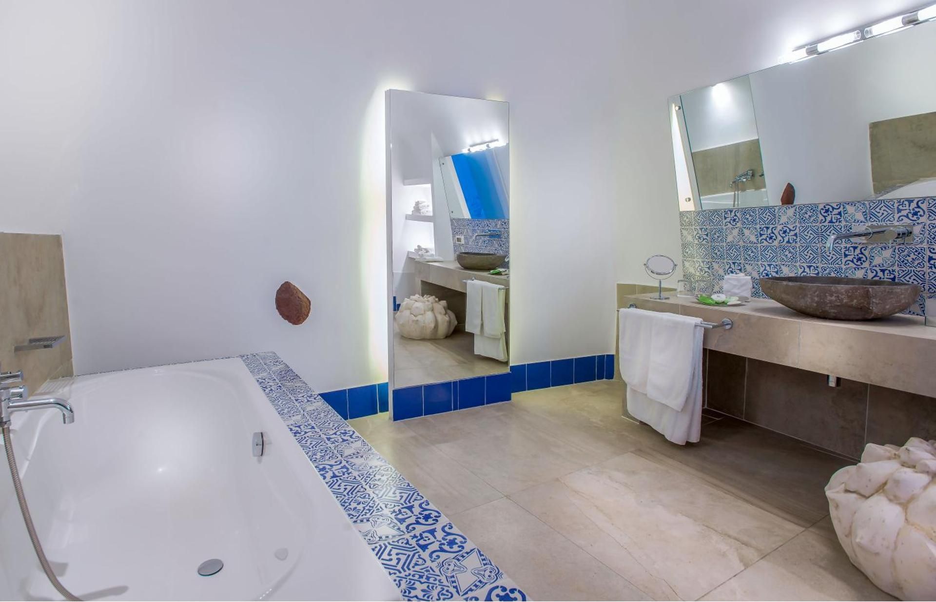 Pure Suite with Private Hot Tub & Caldera View