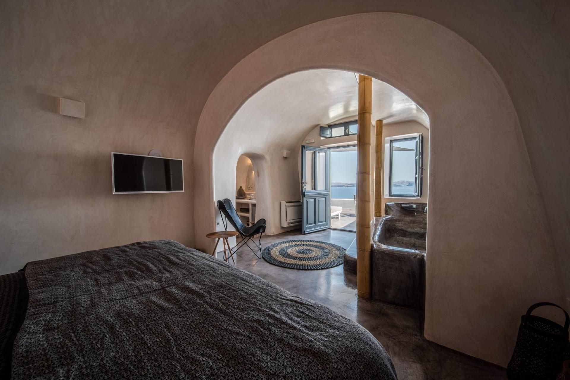 Deluxe Suite with jetted tub and Caldera View