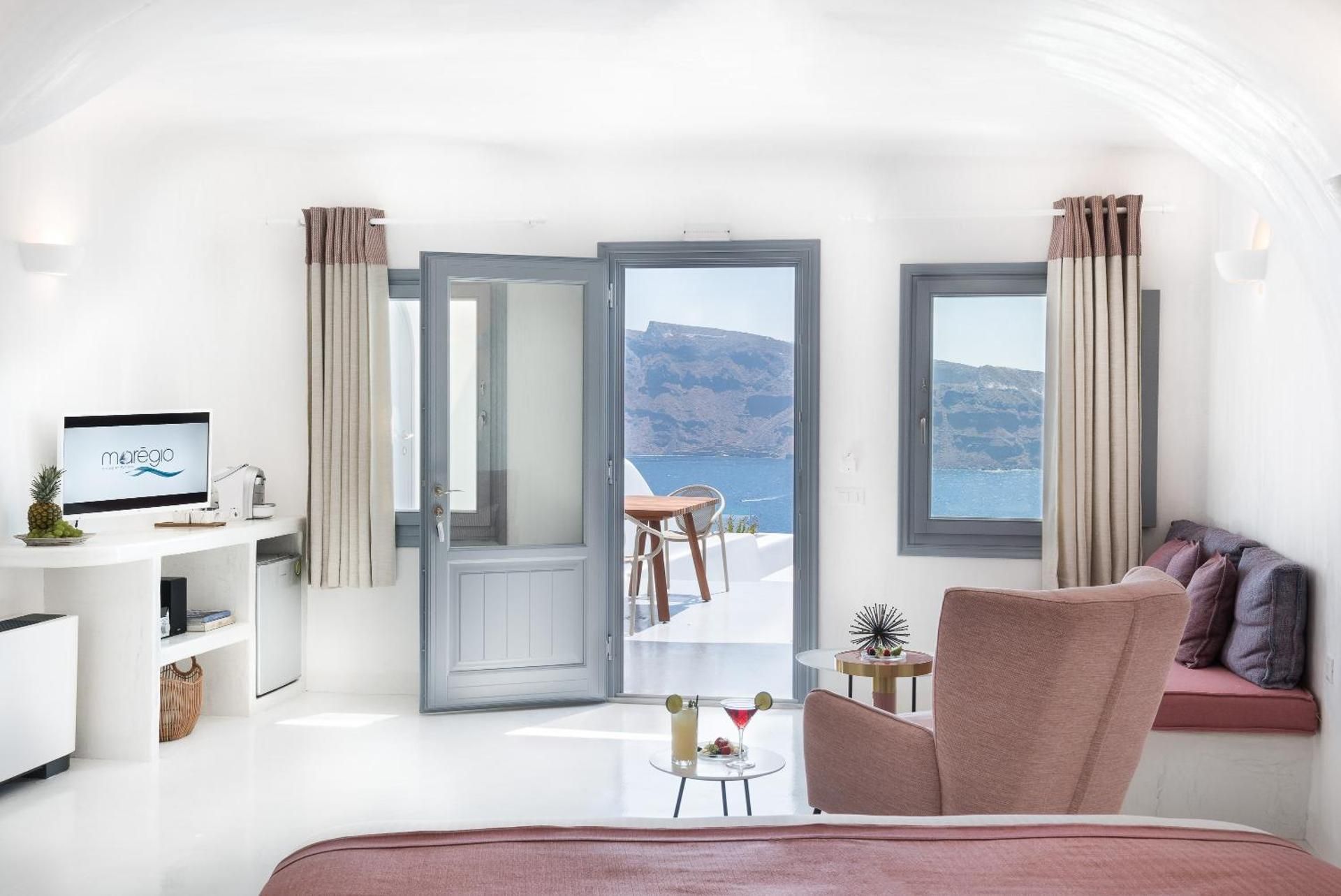 Cave Villa with Outdoor Heated Plunge Pool with Jets