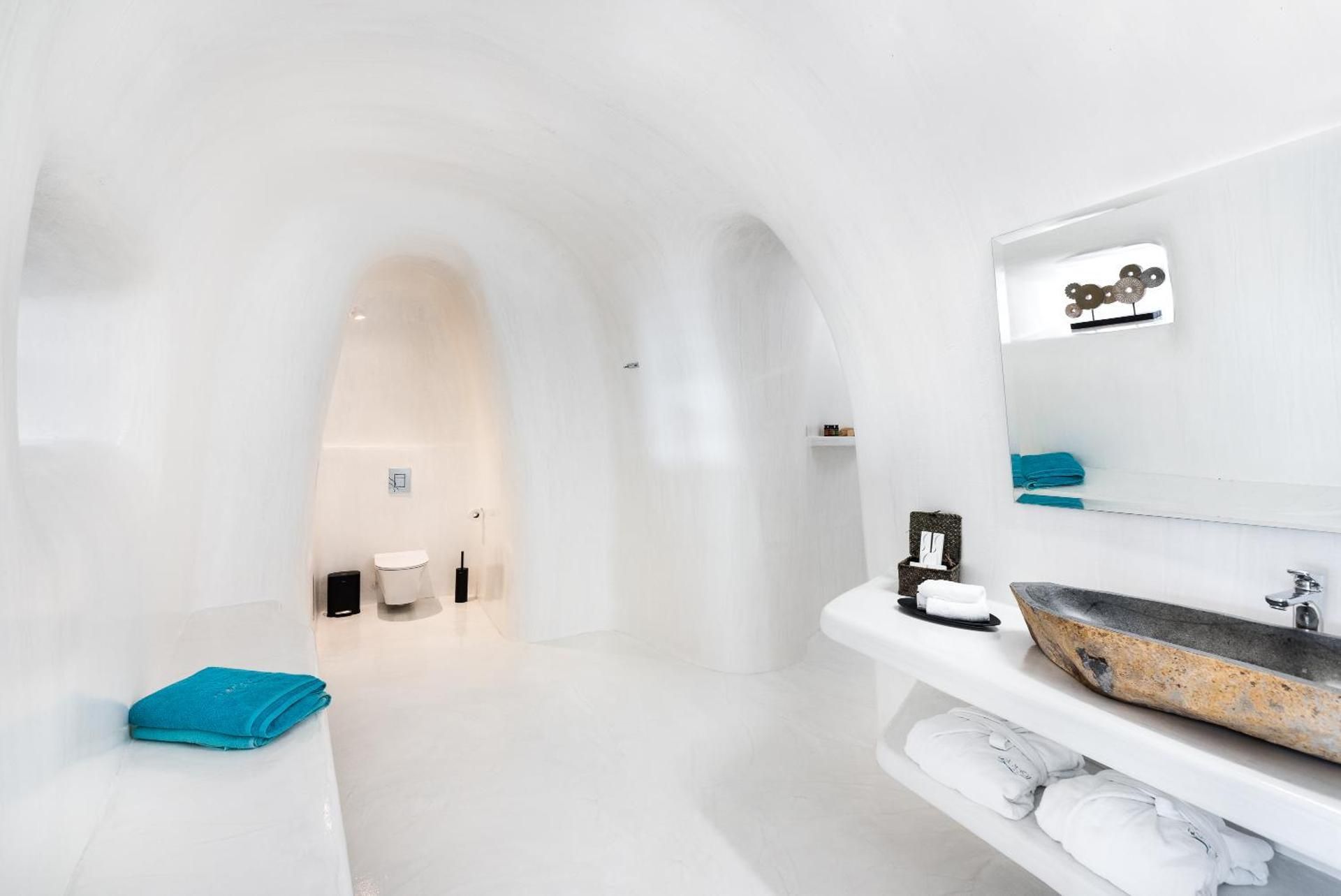 Cave Villa with Outdoor Heated Plunge Pool with Jets