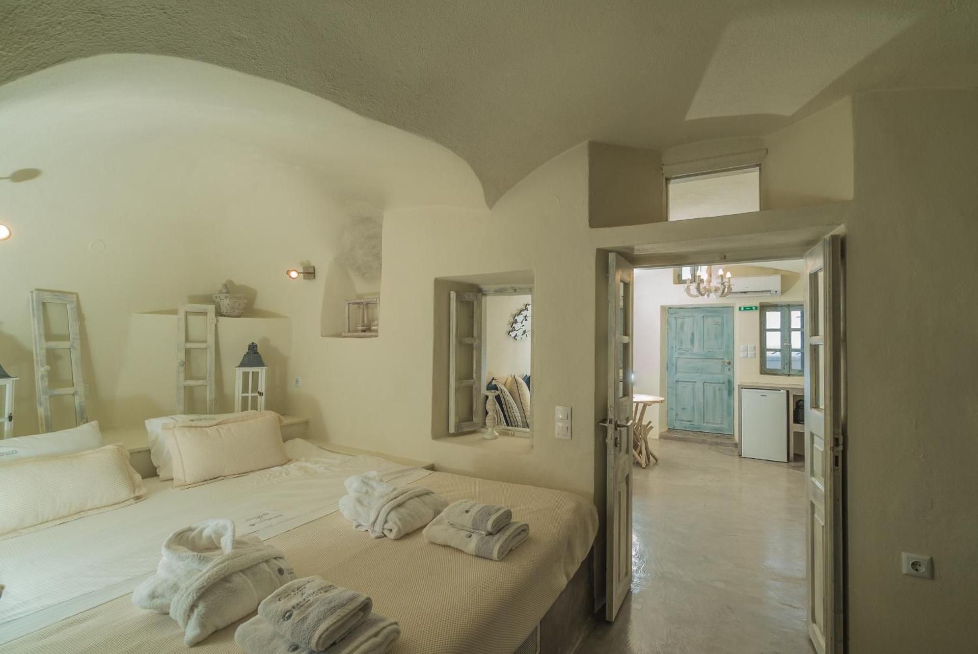 Two Bedroom Cave House with Outdoor Hot Tub and Caldera View