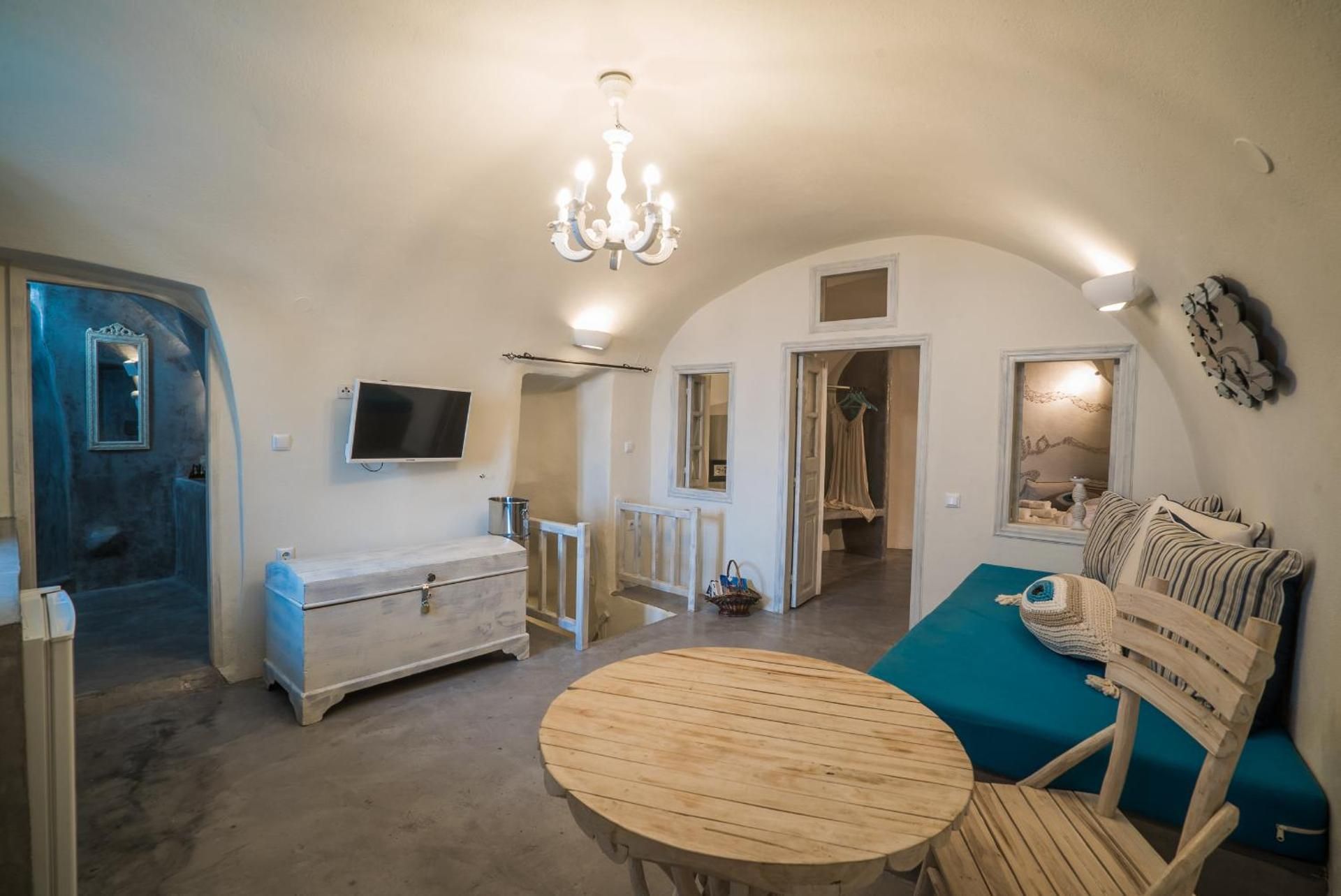 Two Bedroom Cave House with Outdoor Hot Tub and Caldera View