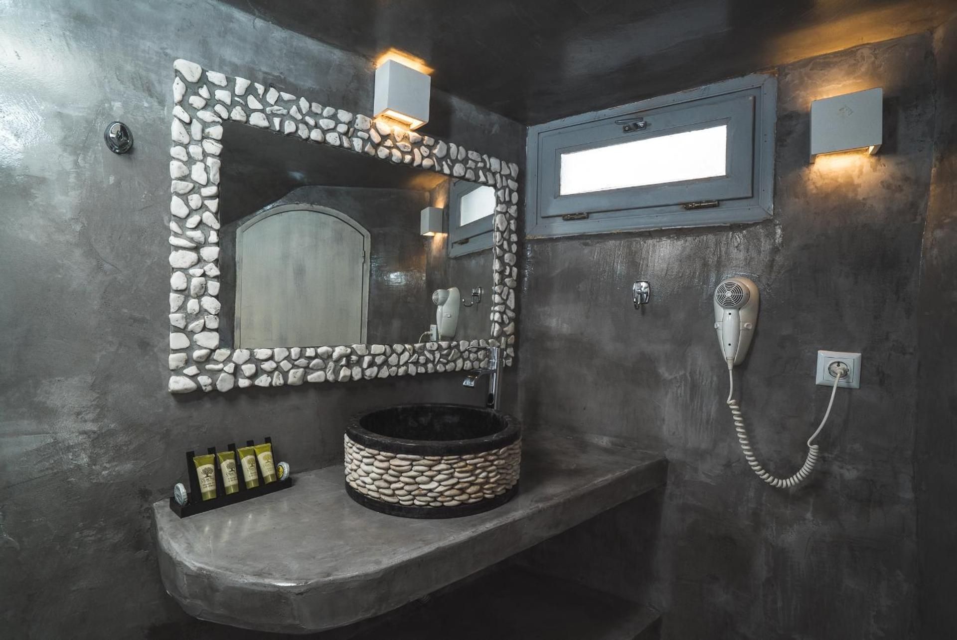 One Bedroom Cave House with Outdoor Hot Tub and Caldera View