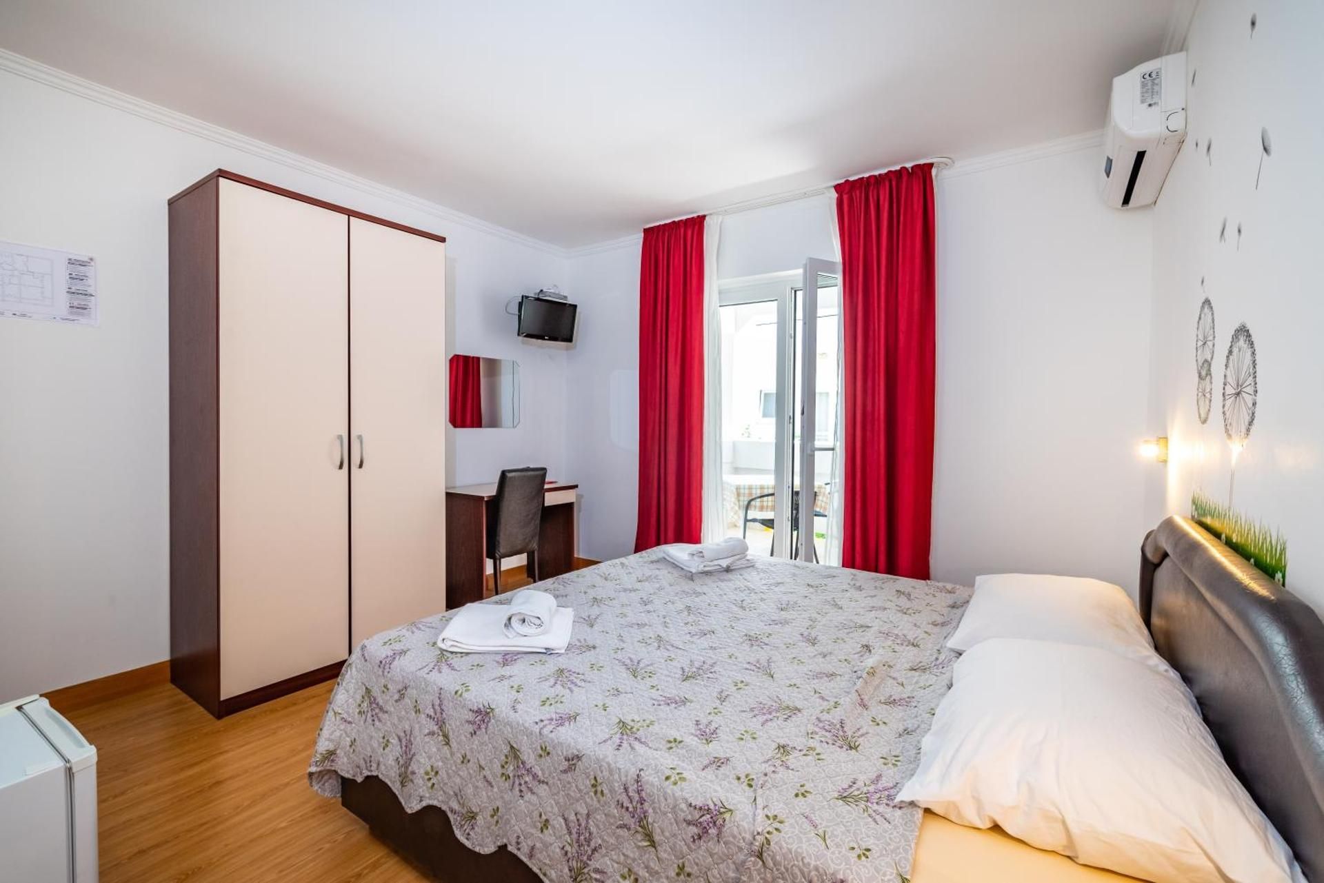 Deluxe Double Room with Side Sea View