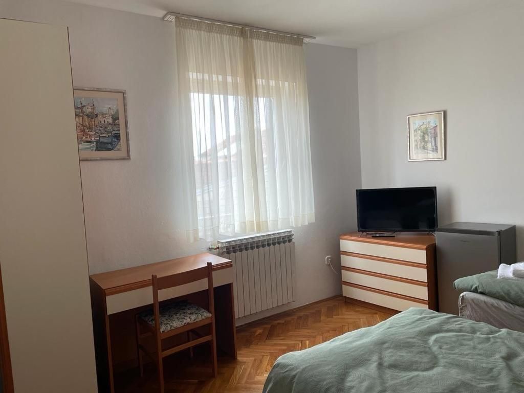Deluxe Double Room with Side Sea View