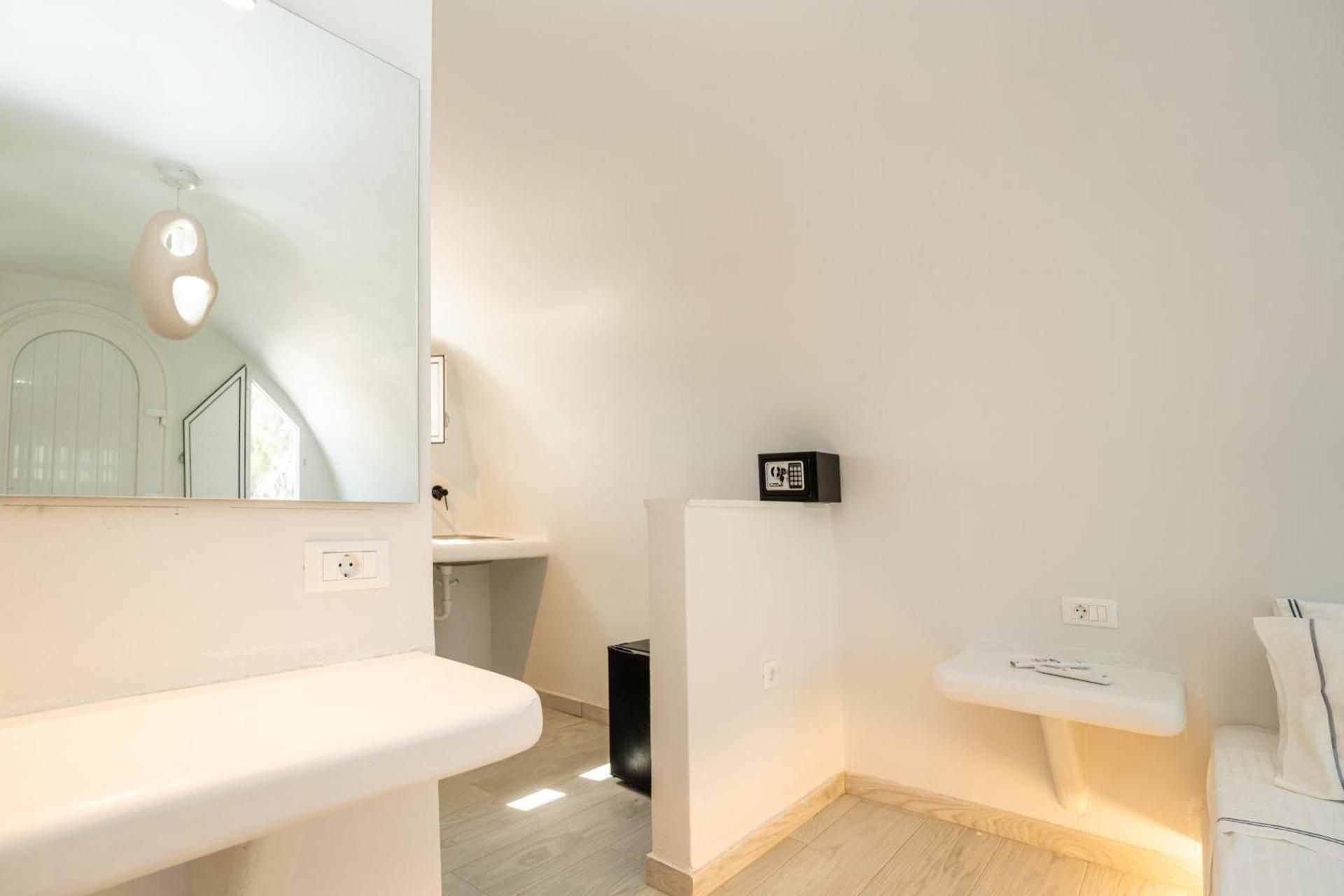 Zen Suites & Spa Double Room with Spa Bath 2