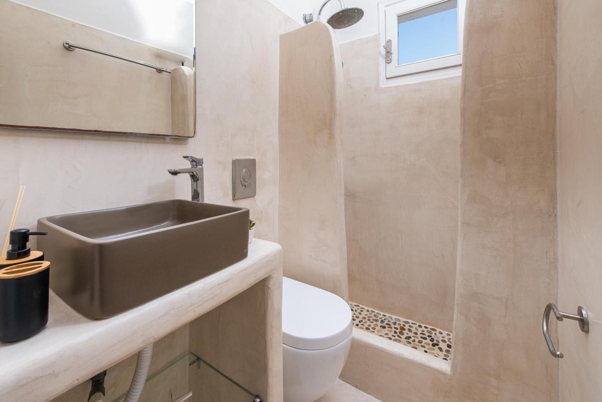 Deluxe Family Suite with Hot Tub and Sea View 