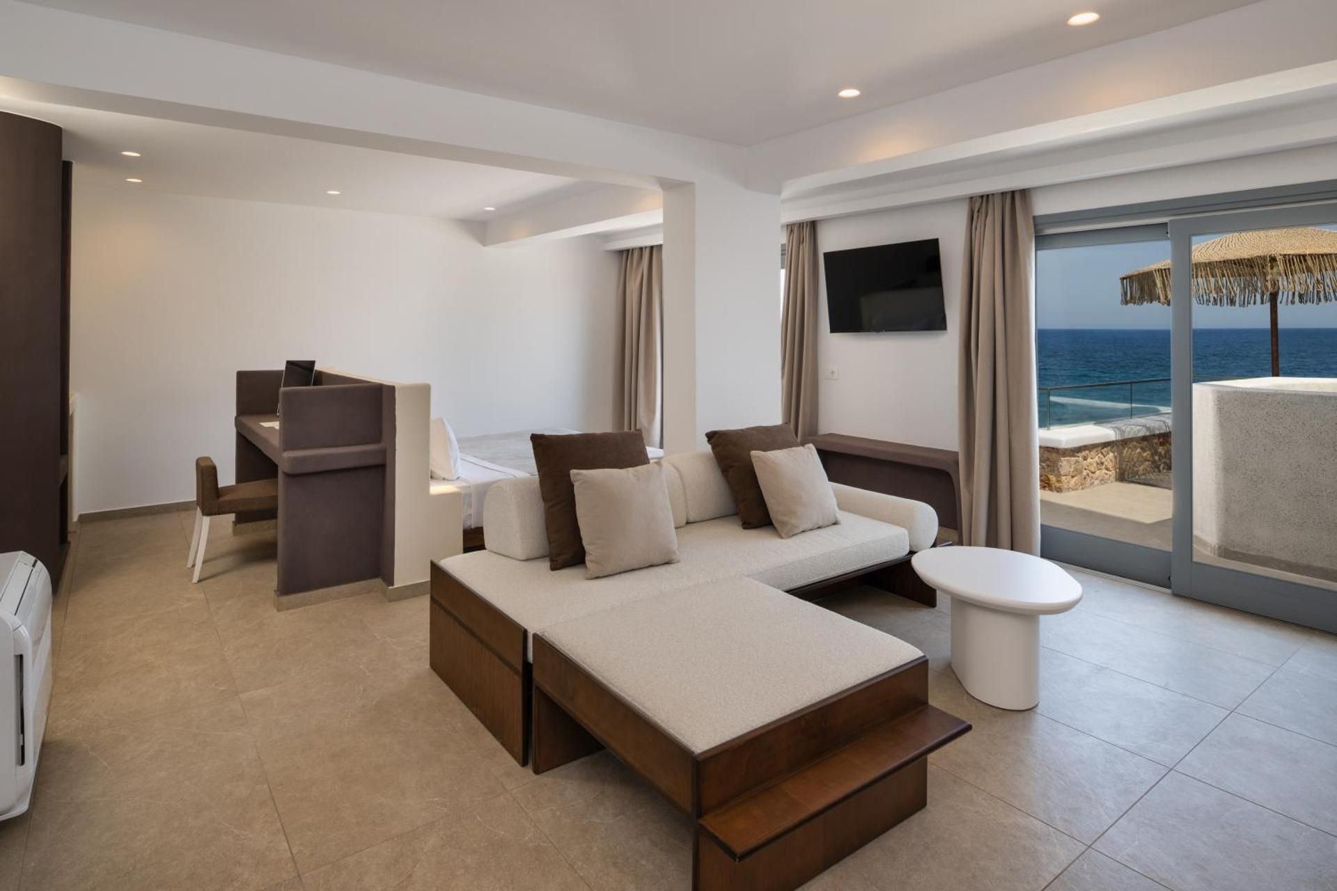 Grande Suite Sea View with Heated Jacuzzi