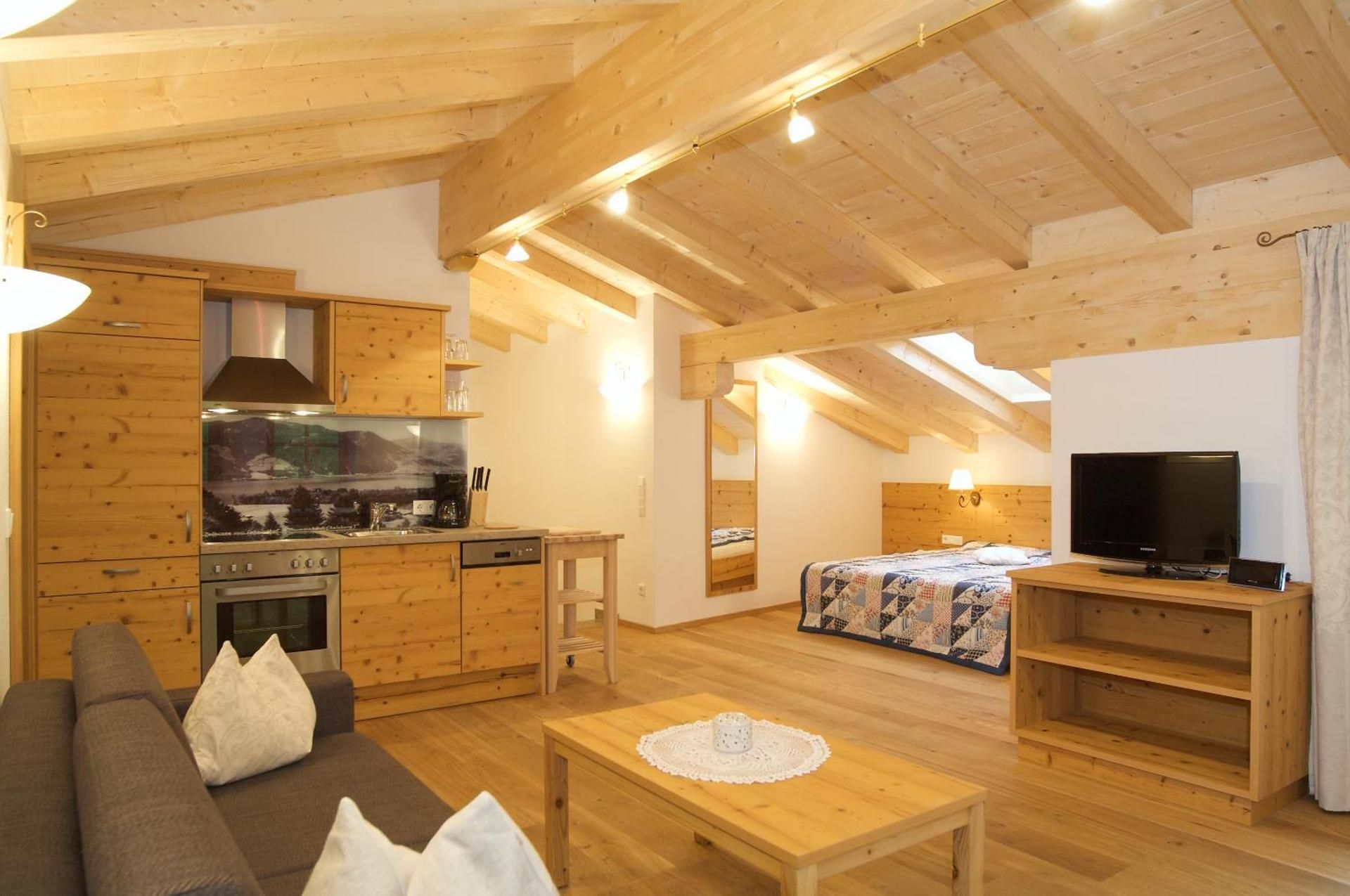 Two-Bedroom Apartment with Rooftop Terrace and Mountain View