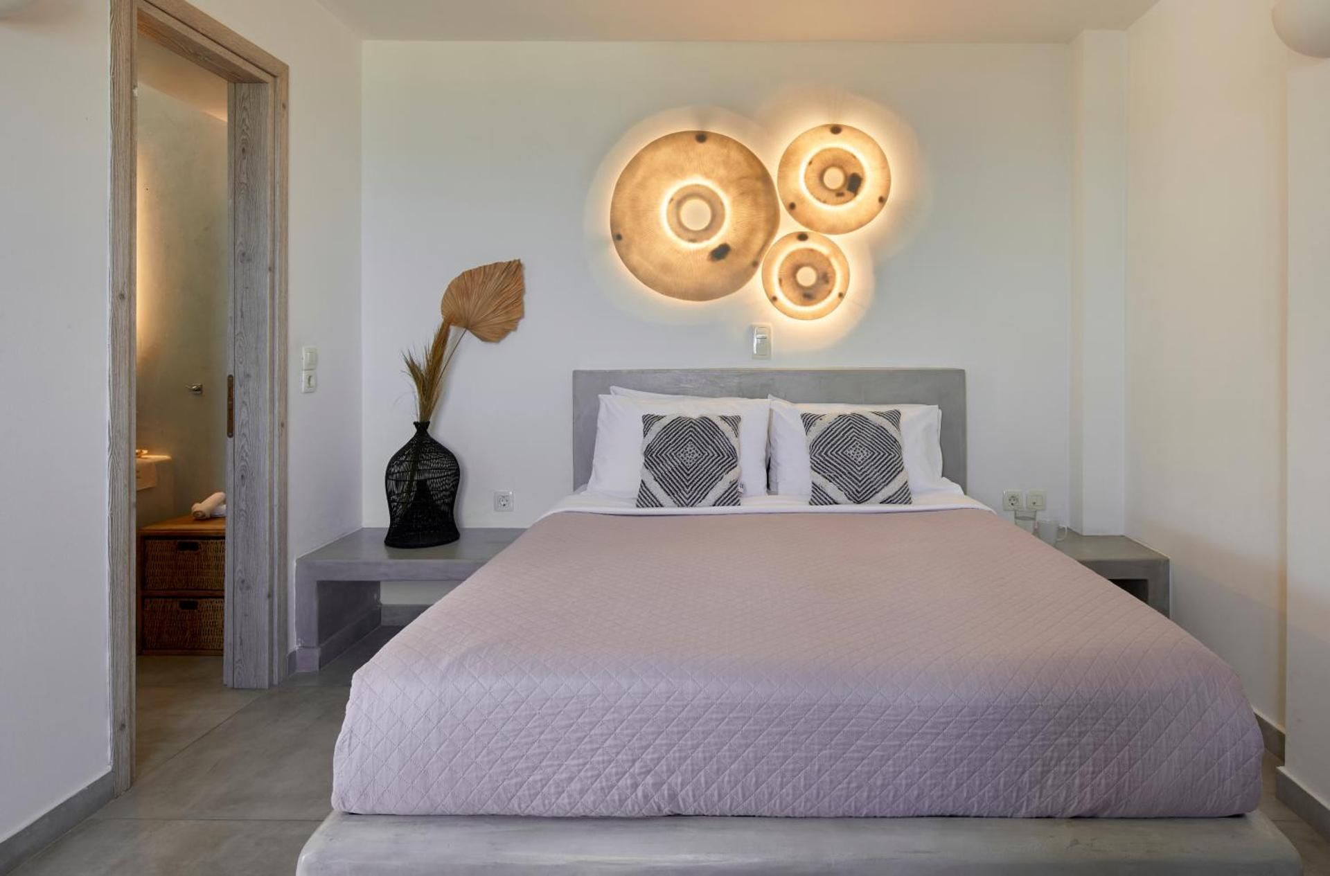 Aurora Suite with outdoor hot tub